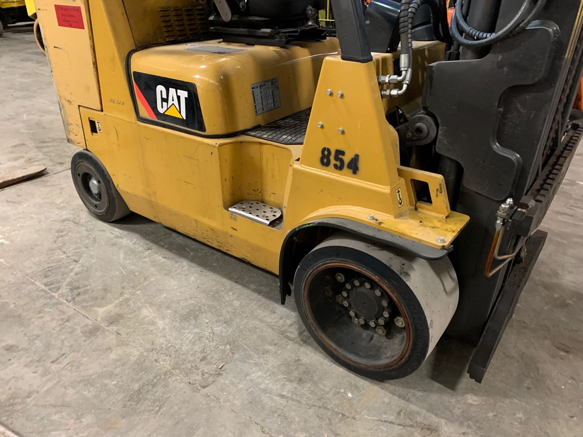 2011 CATERPILLAR 12,000-LB. CAPACITY FORKLIFT, MODEL: GC55KS, S/N: AT88A30584, LPG, MONOTROL TRANSMI - Image 4 of 7