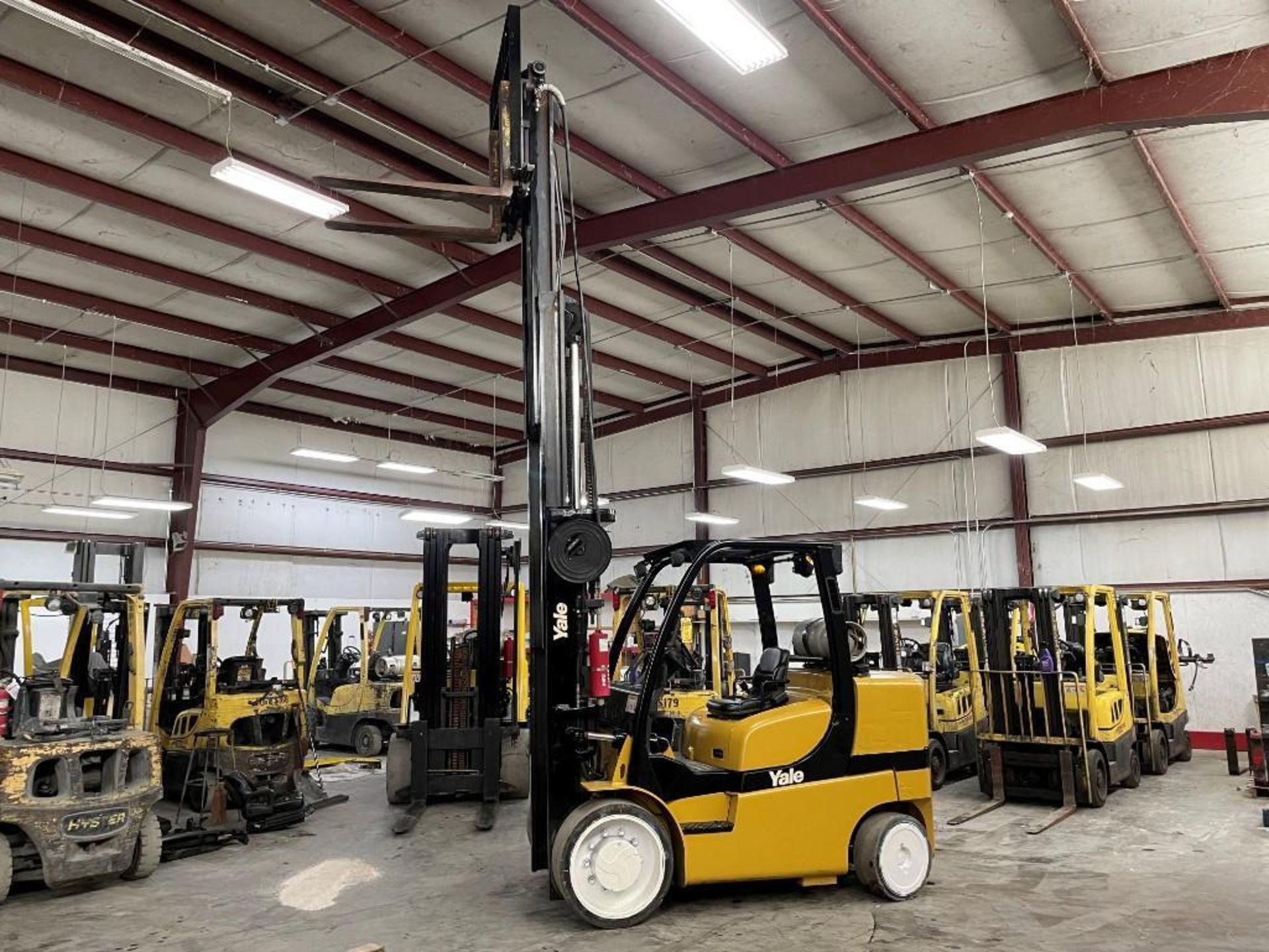 2007 YALE 15,500-LB. CAPACITY FORKLIFT, MODEL: GLC155VX, S/N: C879V01567E, LPG, LEVER SHIFT TRANSMIS - Image 5 of 6