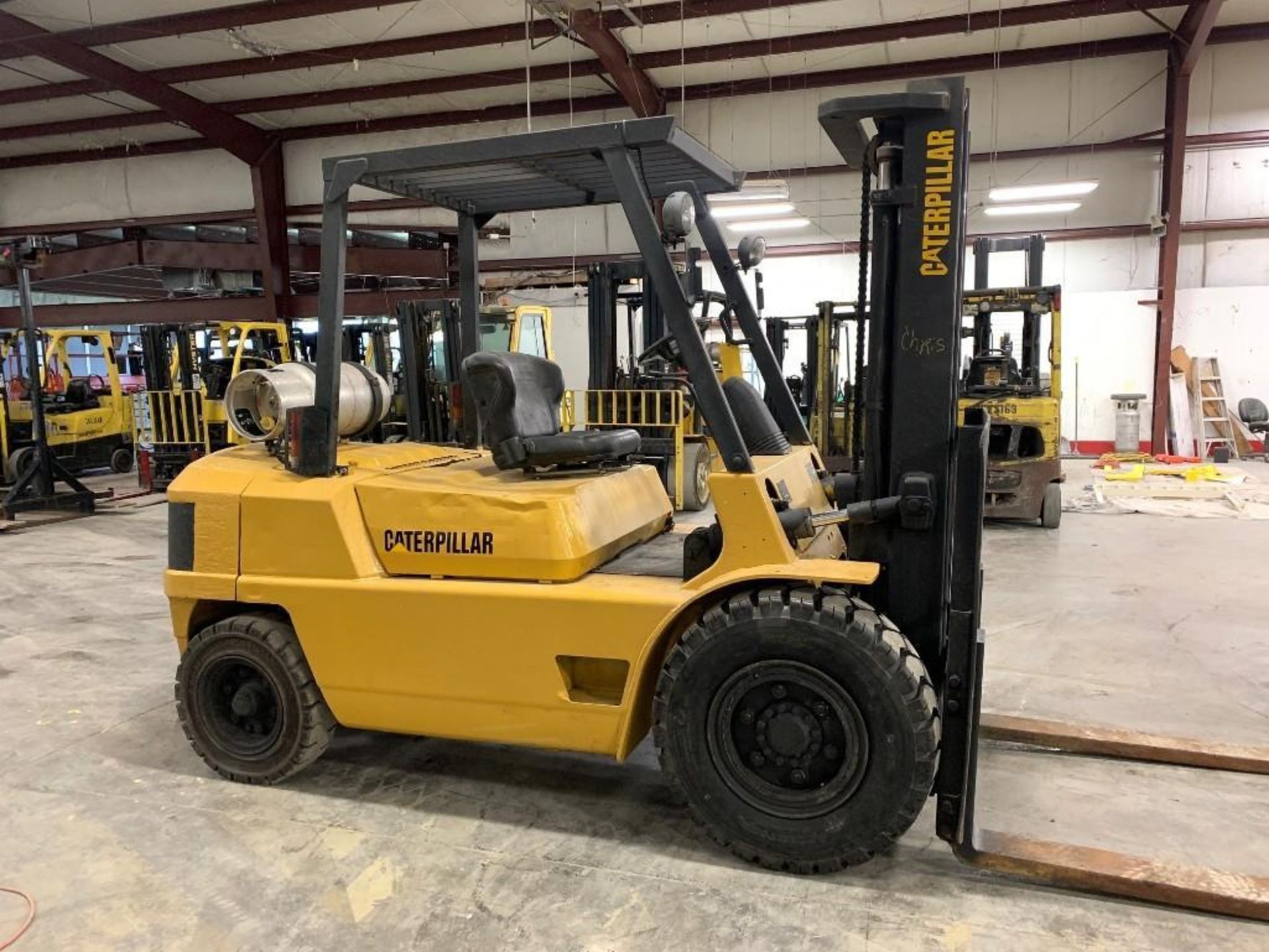 CATERPILLAR 9,000-LB. CAPACITY FORKLIFT, MODEL: GPL40, S/N: AT29A-00333, LPG, LEVER SHIFT TRANSMISSI - Image 2 of 7