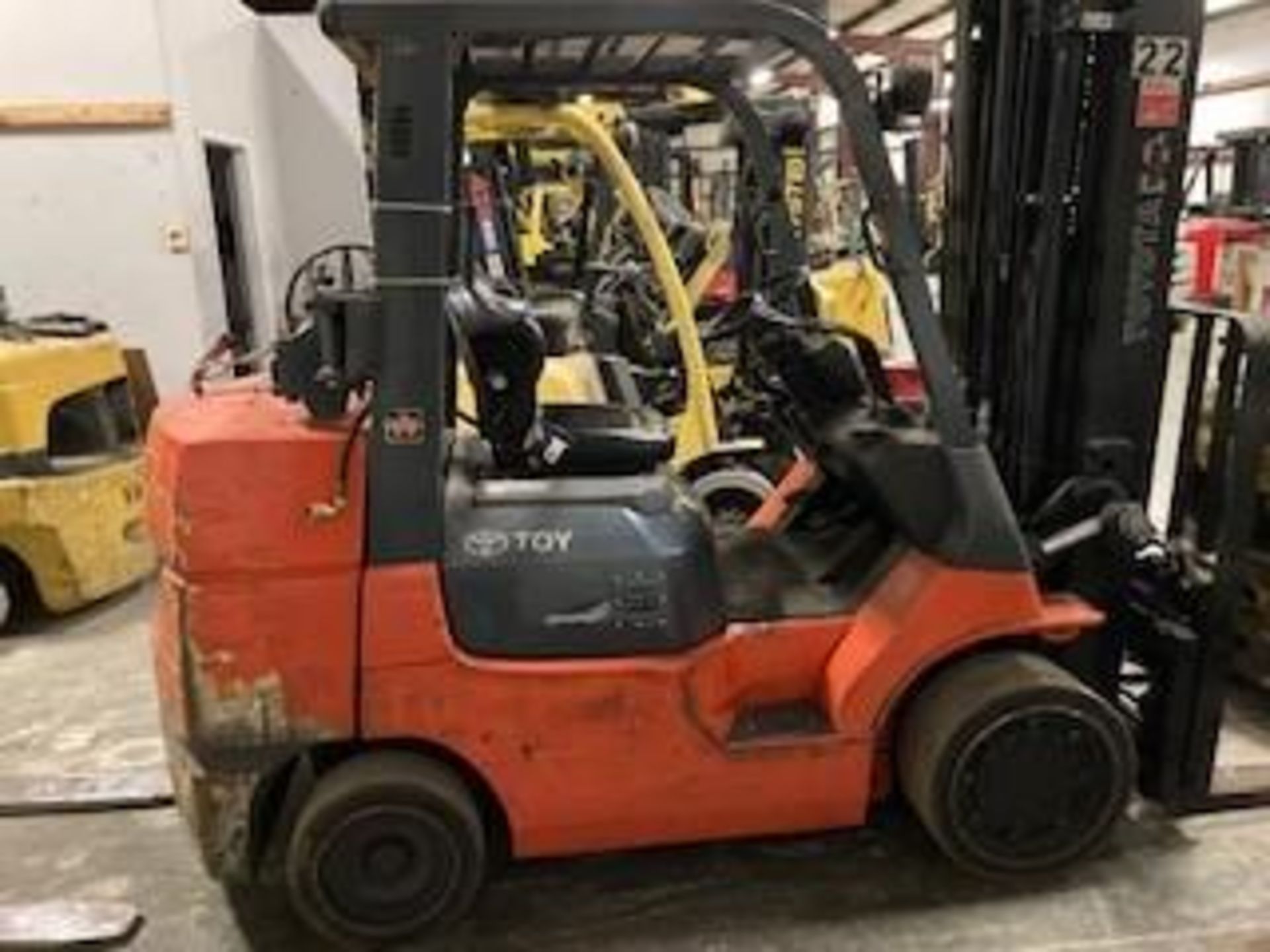 TOYOTA 7,000-LB. CAPACITY FORKLIFT, MODEL:7FGCU35, LPG, LEVER SHIFT TRANSMISSION, SOLID TIRES, 198.5 - Image 2 of 6