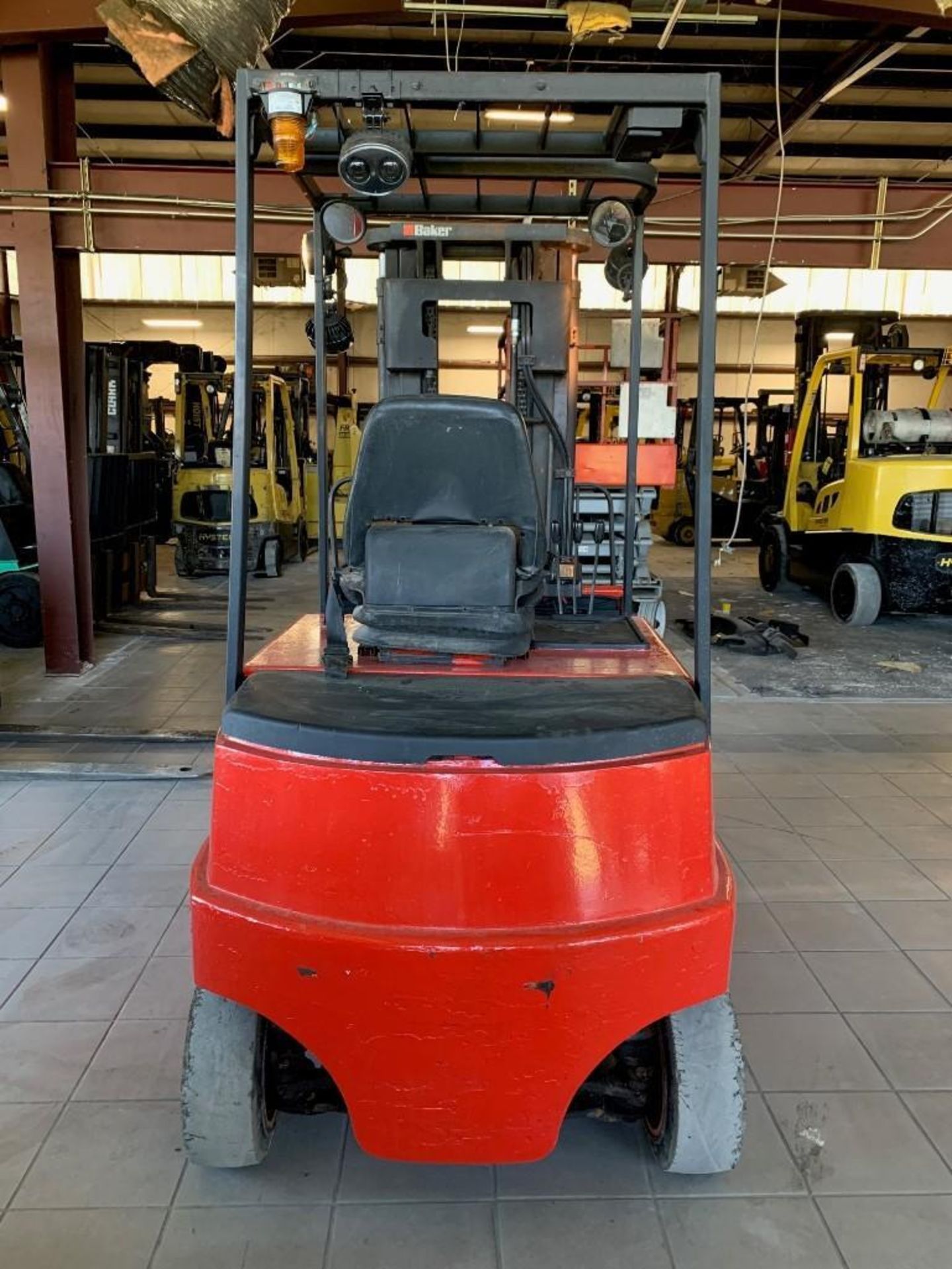 LINDE 5,000-LB. CAPACITY FORKLIFT, MODEL: E25B, S/N: 2658-0239, 36V ELECTRIC WITH GOOD BATTERY, SOLI - Image 4 of 7