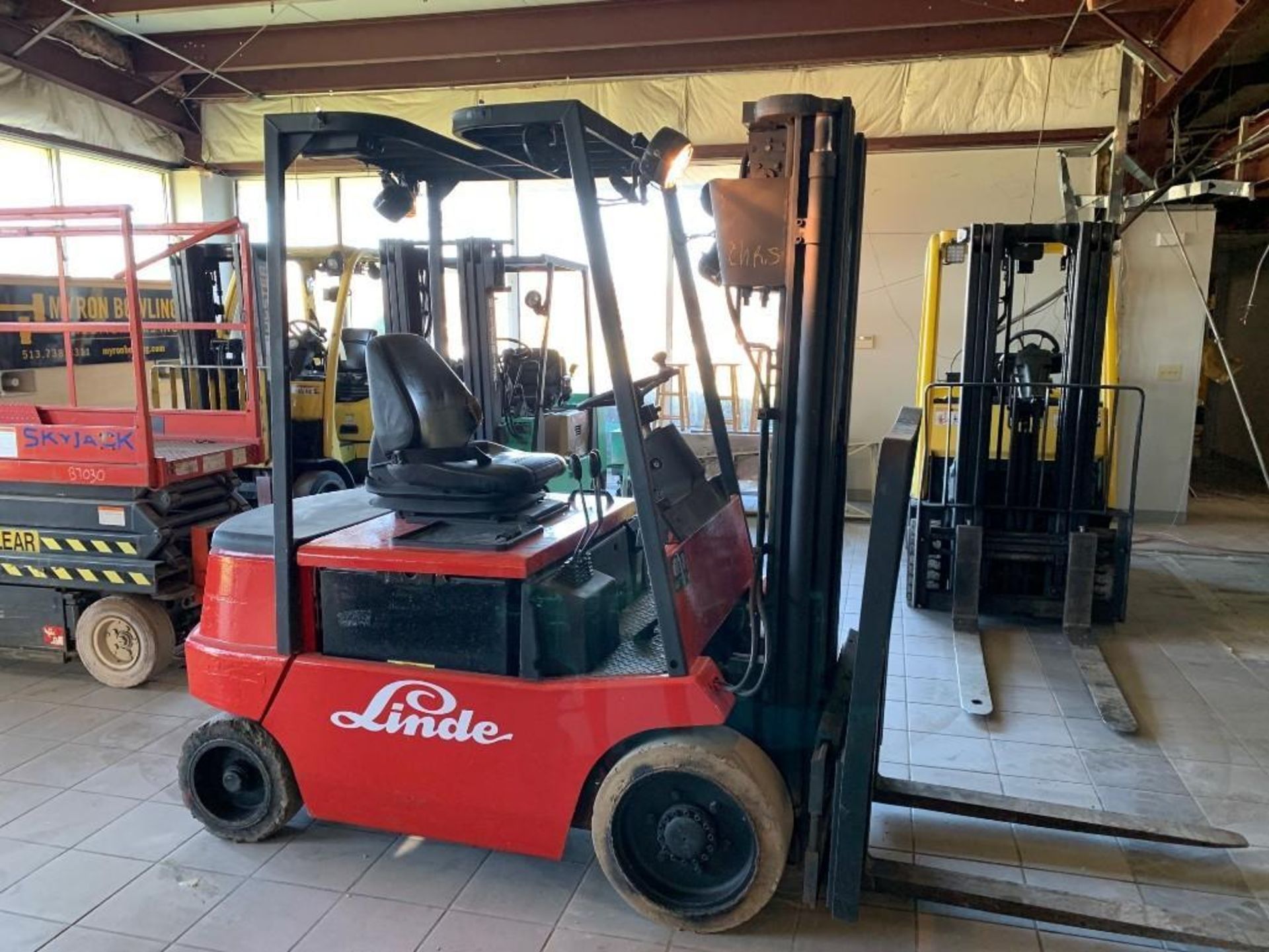 LINDE 5,000-LB. CAPACITY FORKLIFT, MODEL: E25B, S/N: 2658-0239, 36V ELECTRIC WITH GOOD BATTERY, SOLI - Image 3 of 7