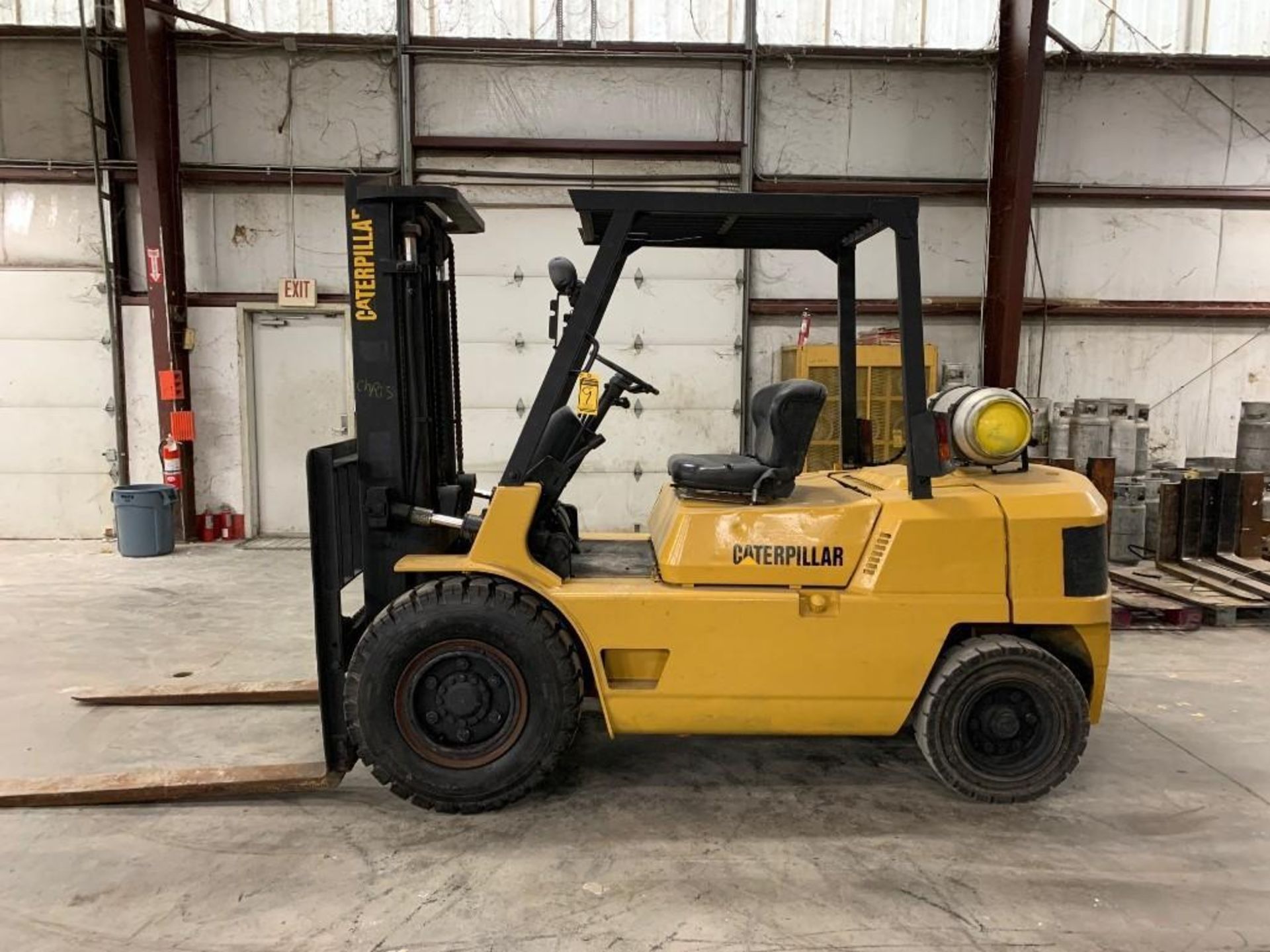 CATERPILLAR 9,000-LB. CAPACITY FORKLIFT, MODEL: GPL40, S/N: AT29A-00333, LPG, LEVER SHIFT TRANSMISSI