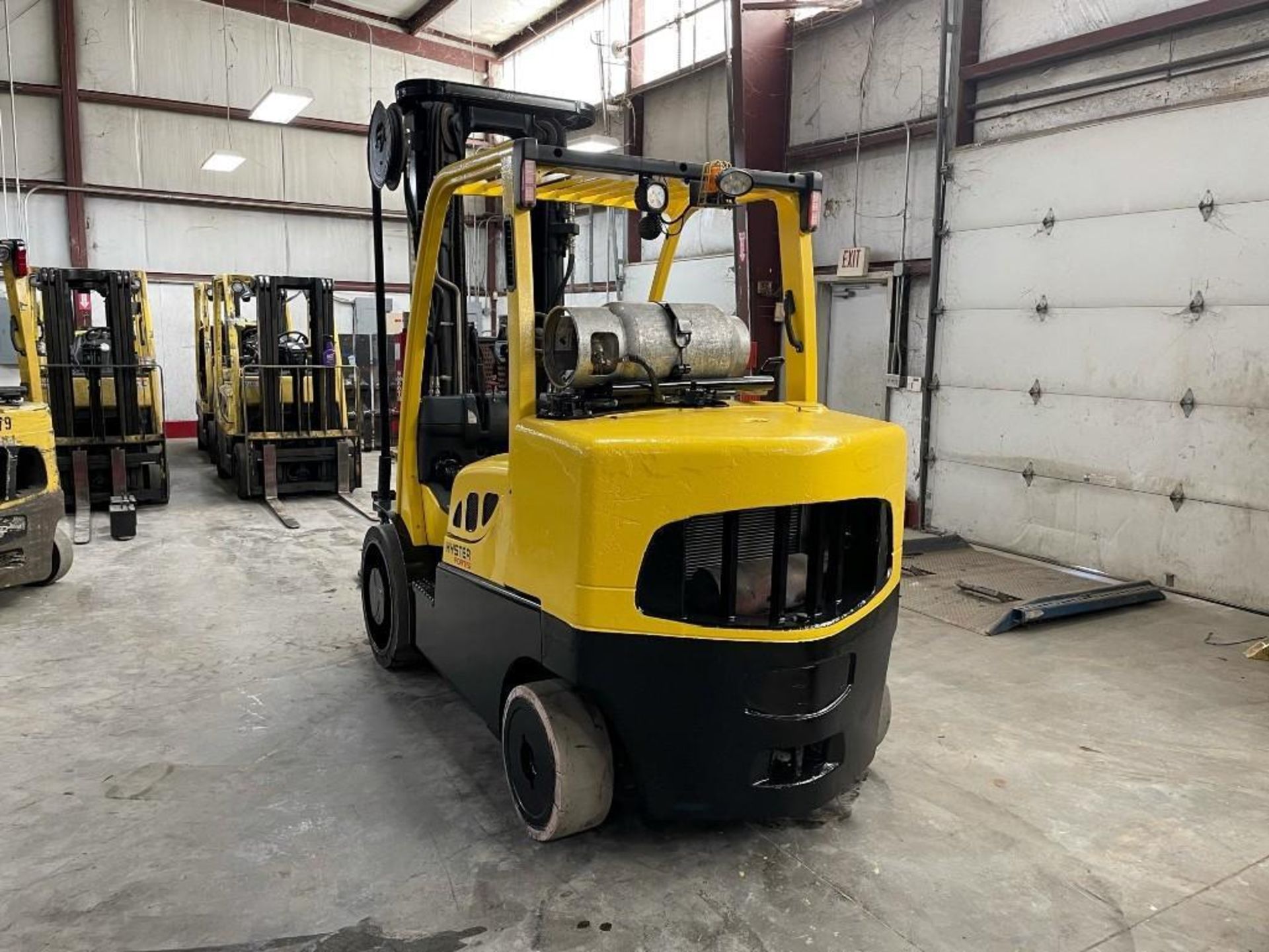 2010 HYSTER 15,500-LB. CAPACITY FORKLIFT, MODEL: S155FT, S/N: E024V01772G, LPG, LEVER SHIFT TRANSMIS - Image 2 of 6