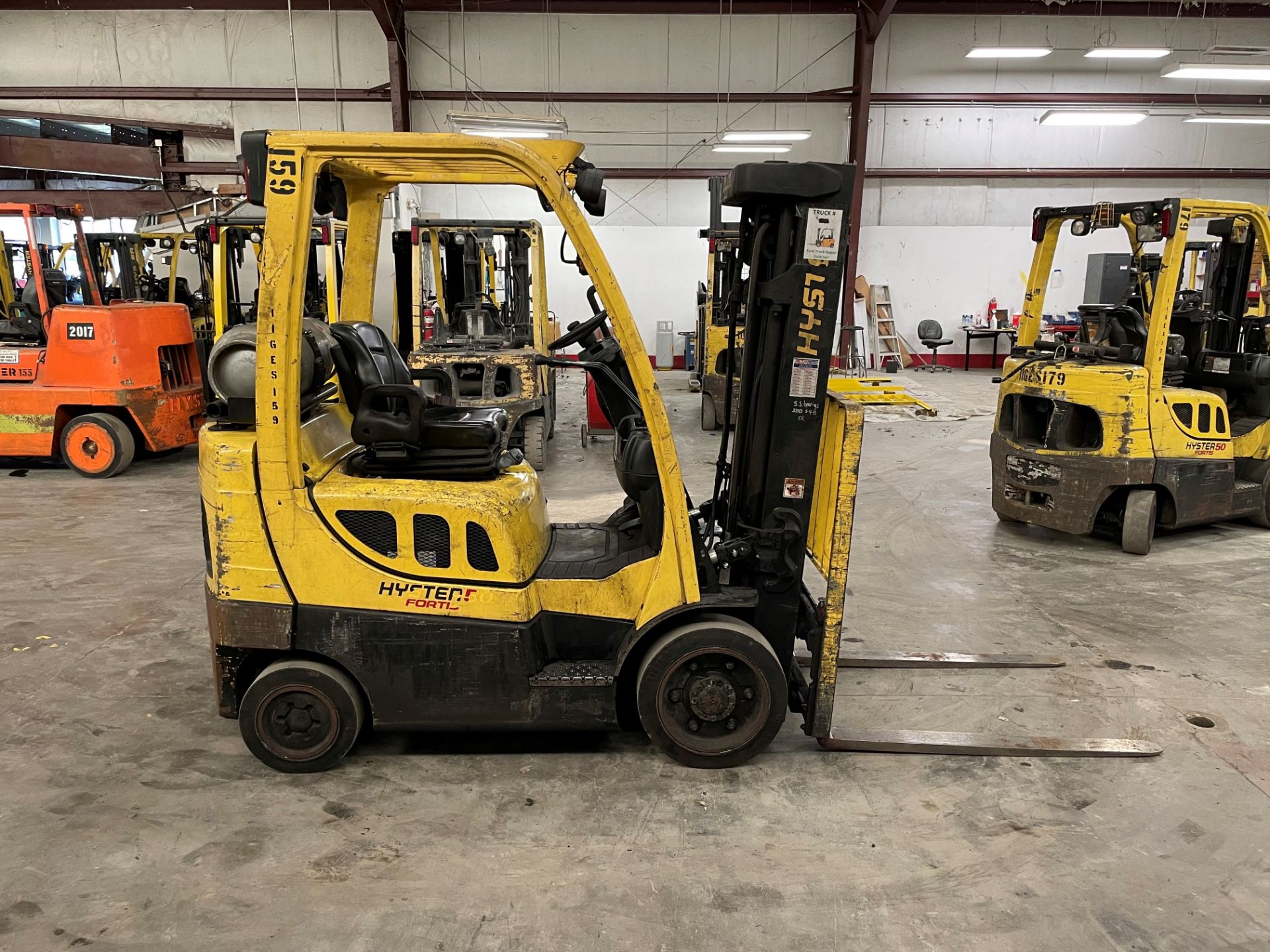 2017 HYSTER 5,000-LB. CAPACITY FORKLIFT, MODEL: S50FT, S/N H187V08159R, LPG, LEVER SHIFT TRANSMISSIO - Image 3 of 6