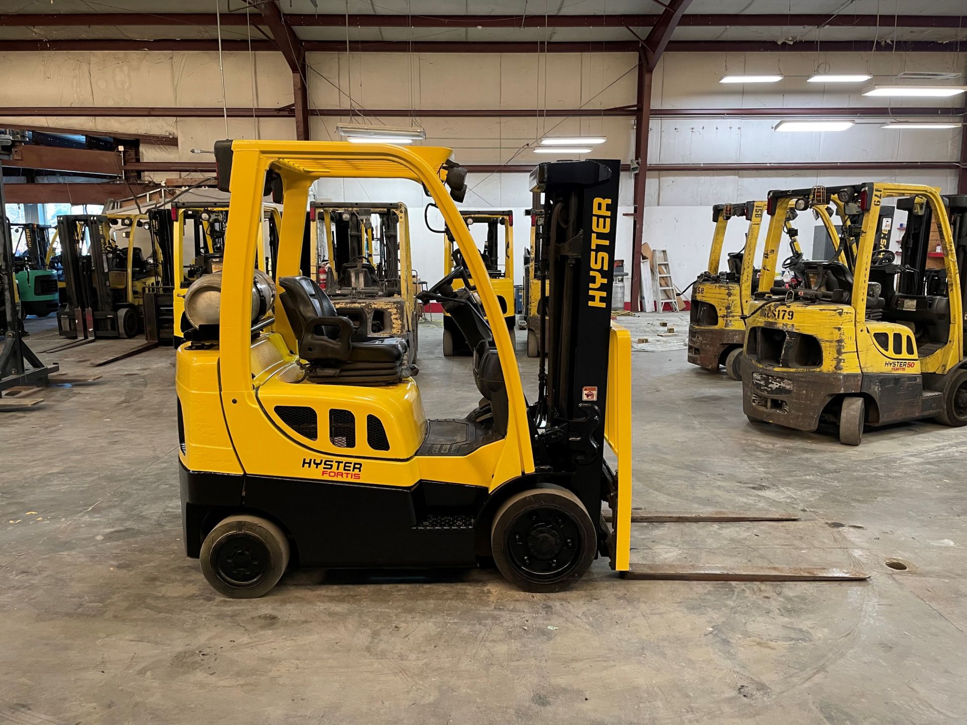 2017 HYSTER 5,000-LB. CAPACITY FORKLIFT, MODEL: S50FT, S/N H187V08171R, LPG, LEVER SHIFT TRANSMISSIO - Image 3 of 6