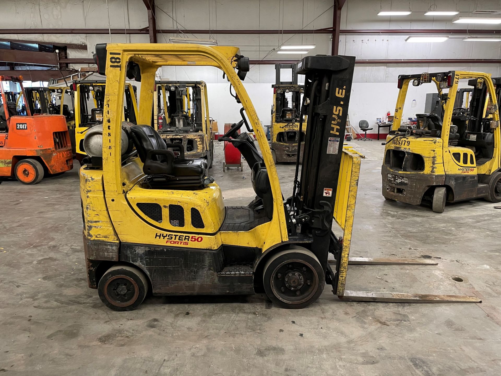 2017 HYSTER 5,000-LB. CAPACITY FORKLIFT, MODEL: S50FT, S/N H187V08181R, LPG, LEVER SHIFT TRANSMISSIO - Image 3 of 6