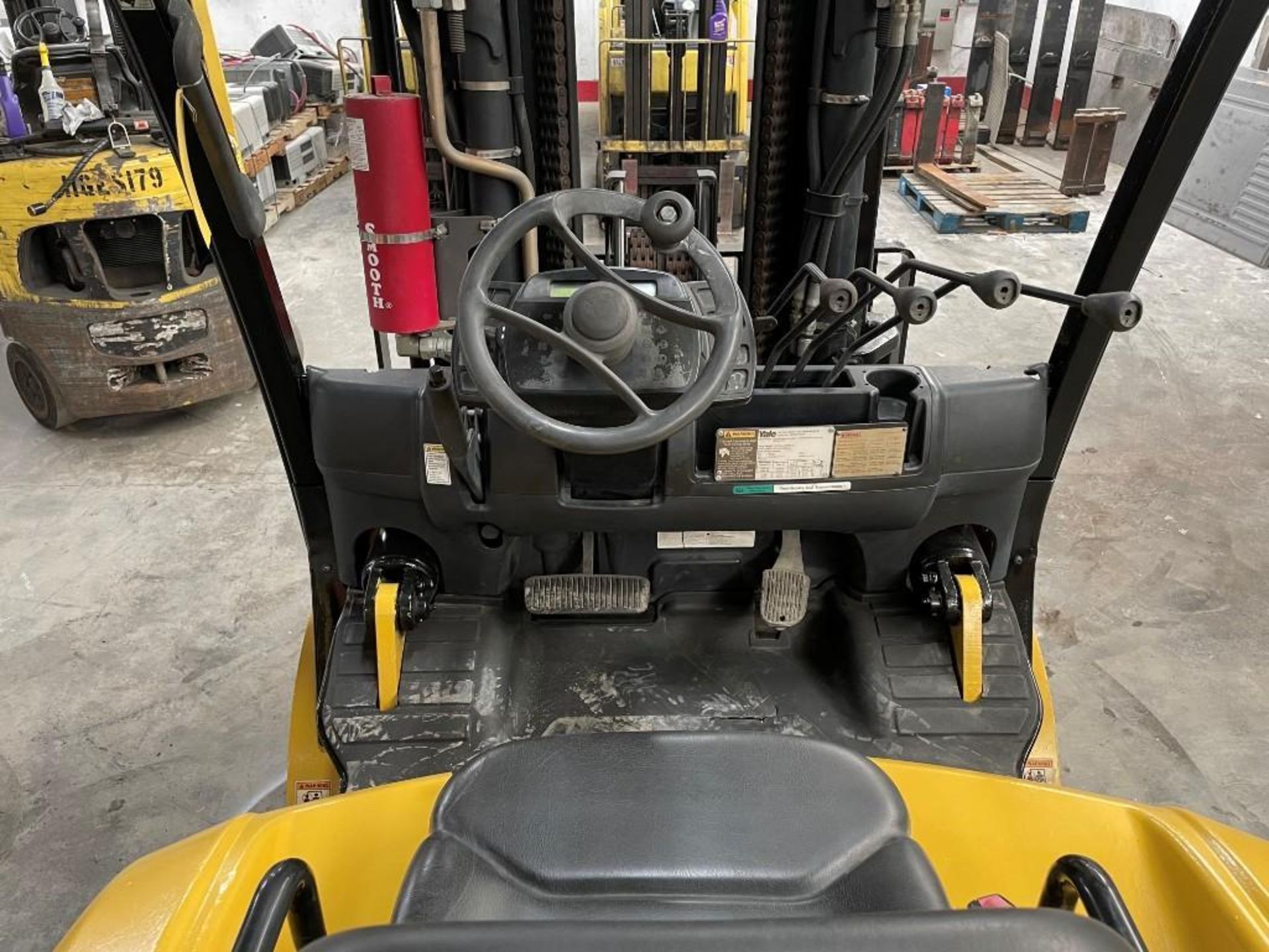 2007 YALE 15,500-LB. CAPACITY FORKLIFT, MODEL: GLC155VX, S/N: C879V01567E, LPG, LEVER SHIFT TRANSMIS - Image 6 of 6