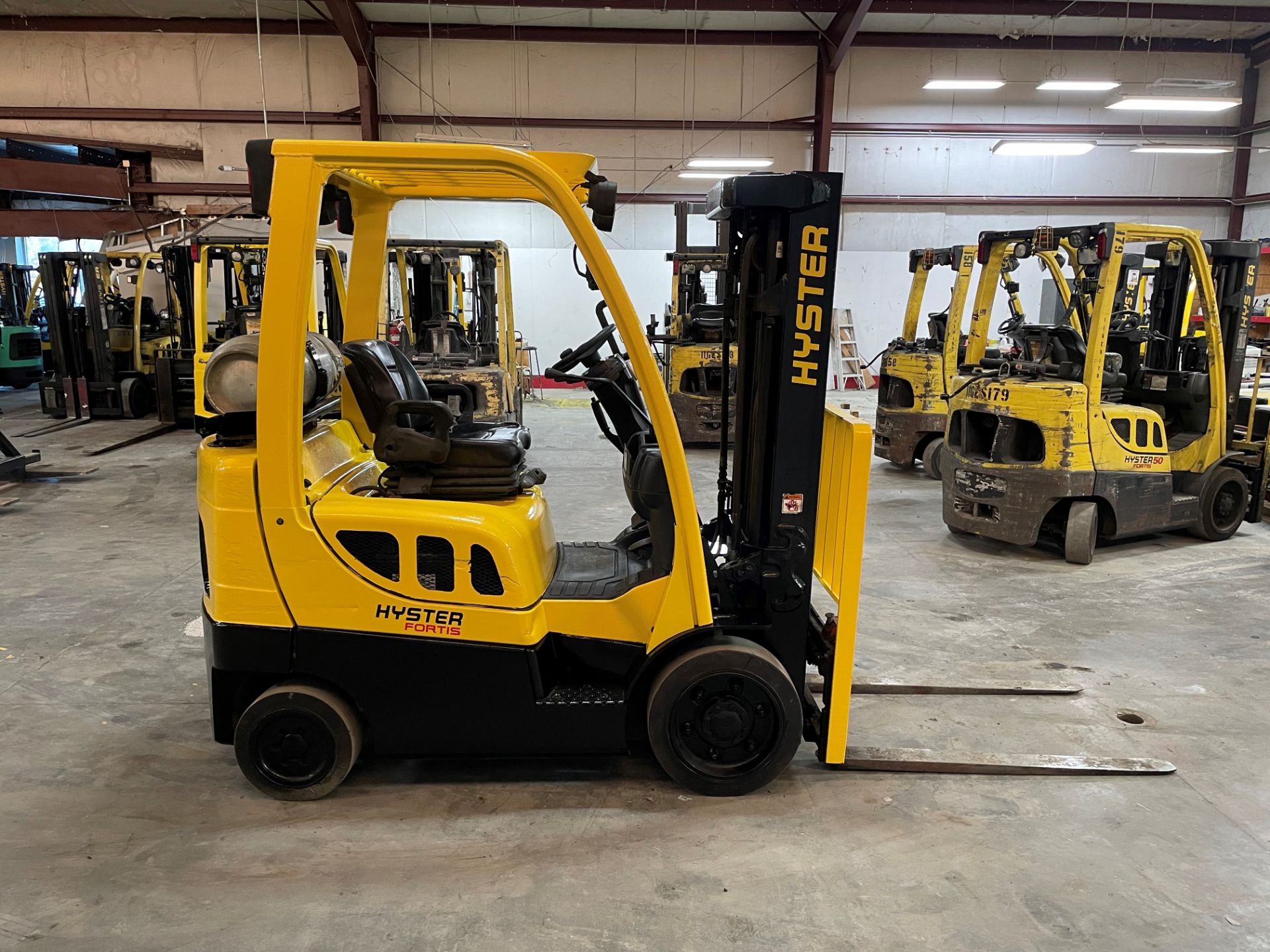 2017 HYSTER 5,000-LB. CAPACITY FORKLIFT, MODEL: S50FT, S/N H187V08176R, LPG, LEVER SHIFT TRANSMISSIO - Image 3 of 6