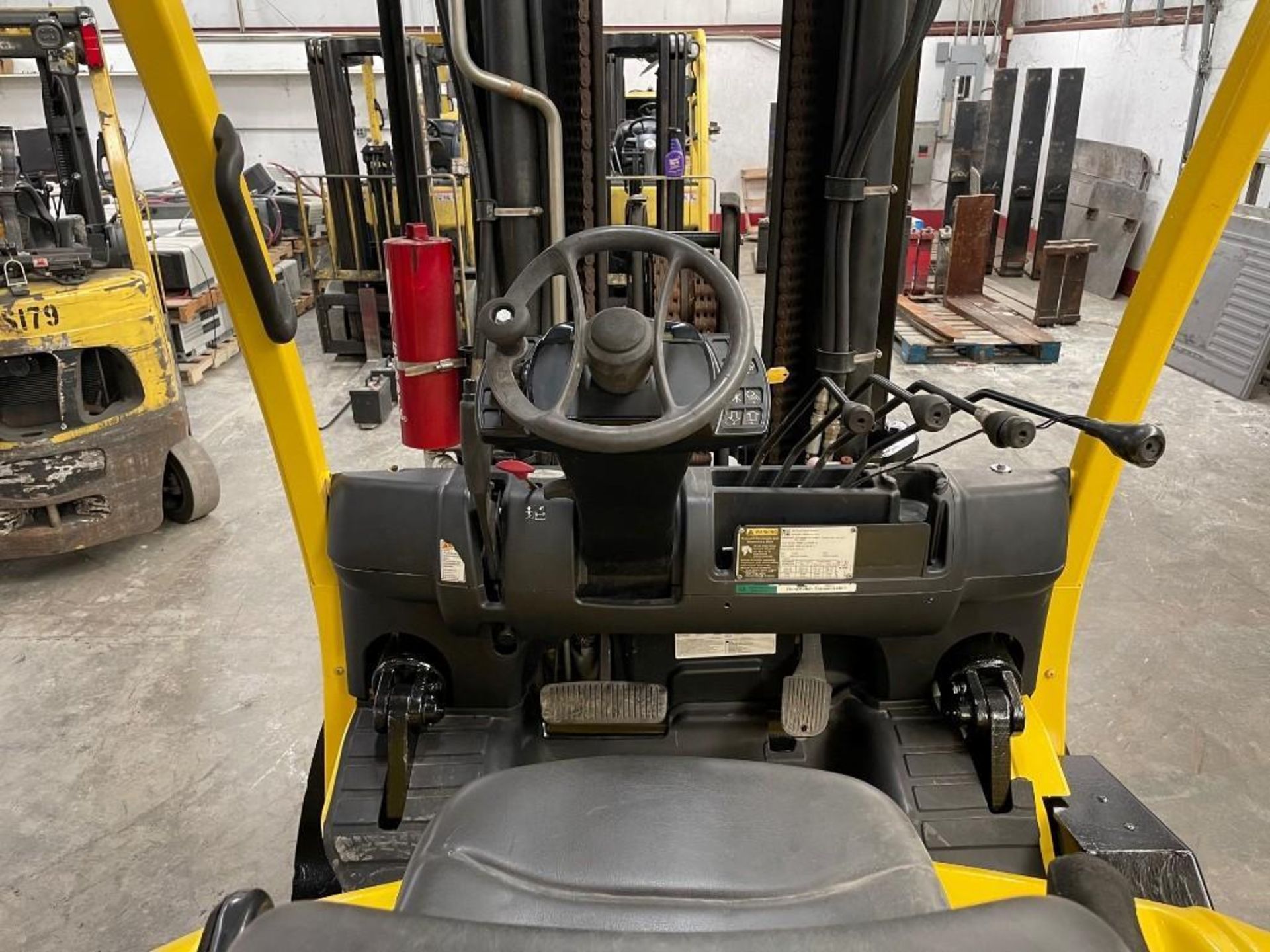 2010 HYSTER 15,500-LB. CAPACITY FORKLIFT, MODEL: S155FT, S/N: E024V01772G, LPG, LEVER SHIFT TRANSMIS - Image 4 of 6