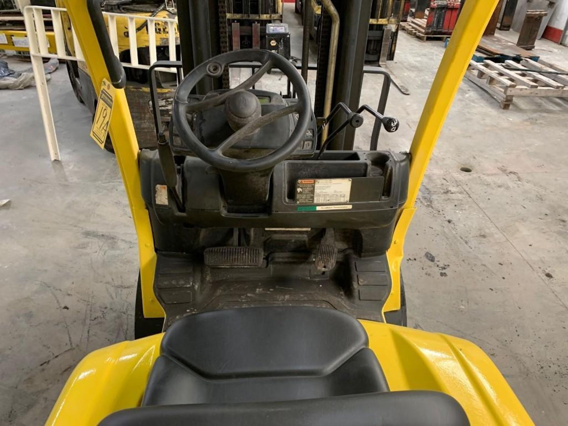 2008 HYSTER 5,000-lb. CAPACITY FORKLIFT, MODEL: S50FT, SN: F187V11402F, LPG, LEVER SHIFT TRANSMISSIO - Image 5 of 6