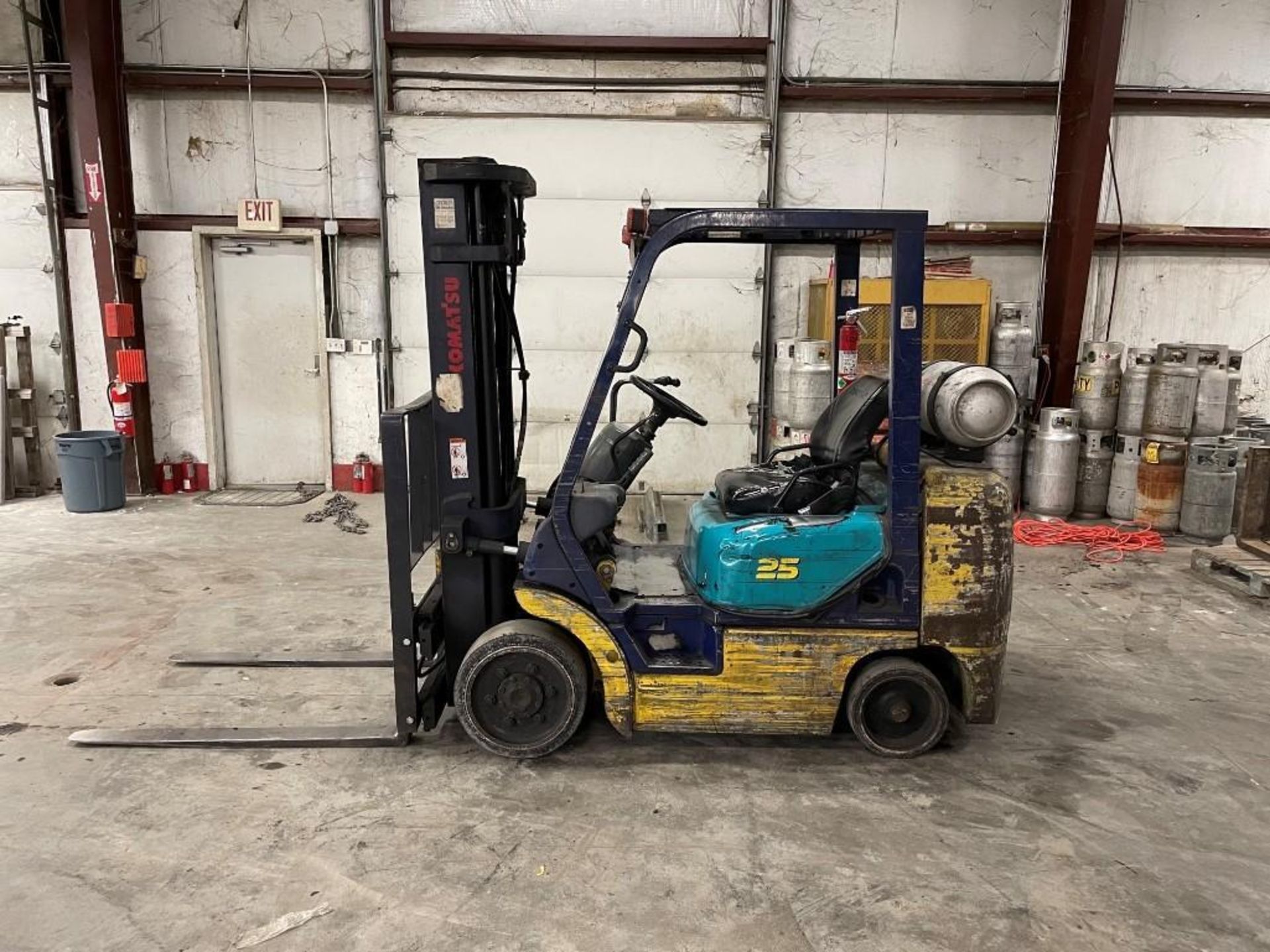 KOMATSU 5,000-LB. CAPACITY FORKLIFT, MODEL: FG25ST-12, LPG, LEVER SHIFT TRANSMISSION, SOLID TIRES, 1