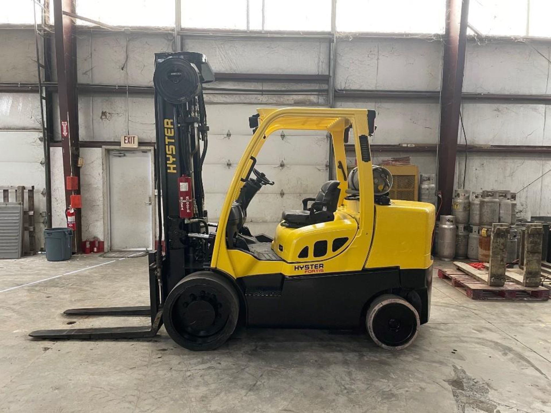 2010 HYSTER 15,500-LB. CAPACITY FORKLIFT, MODEL: S155FT, S/N: E024V01772G, LPG, LEVER SHIFT TRANSMIS - Image 5 of 6