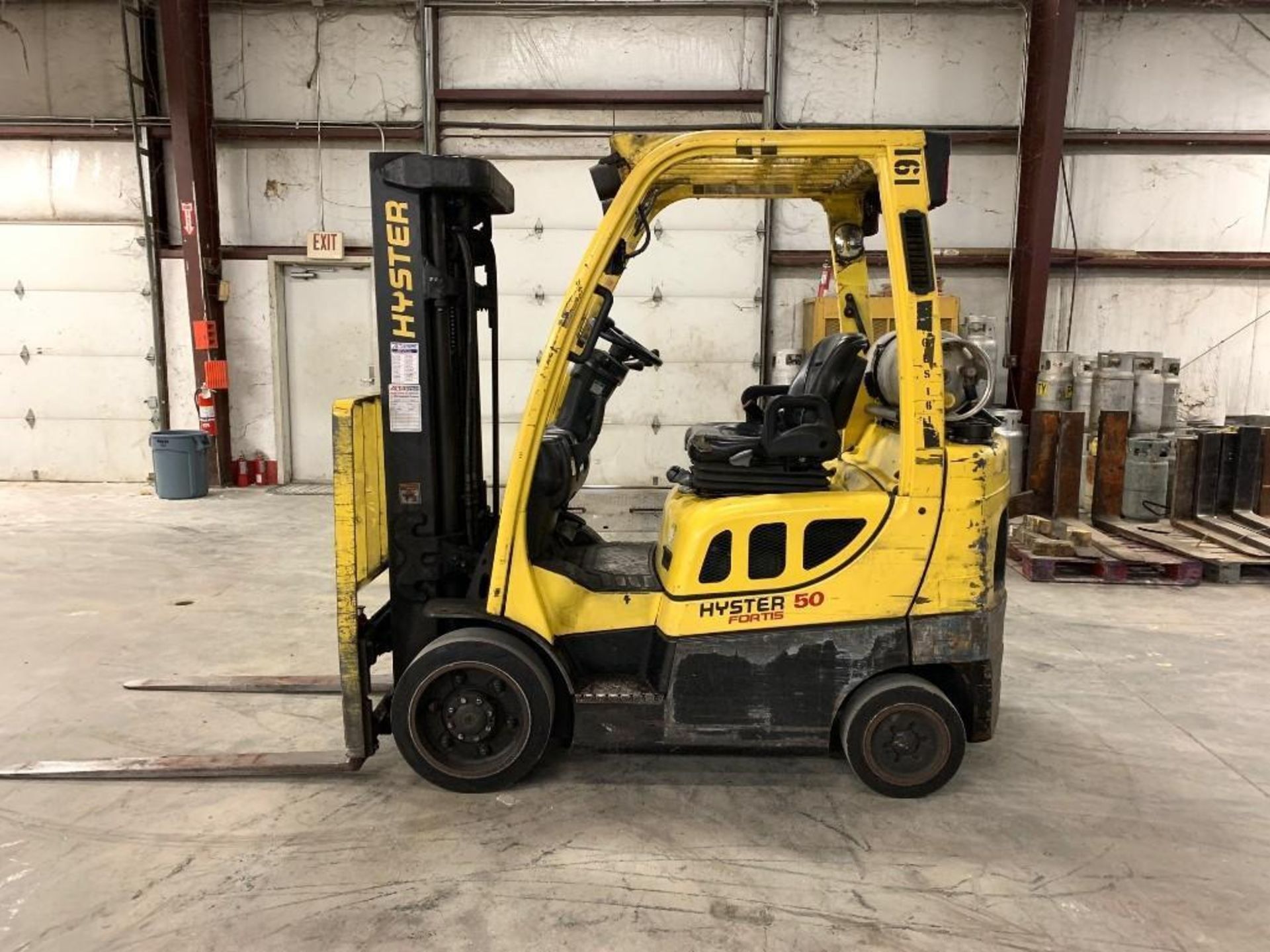 2017 HYSTER 5,000-LB. CAPACITY FORKLIFT, MODEL: S50FT, S/N H187V08161R, LPG, LEVER SHIFT TRANSMISSIO