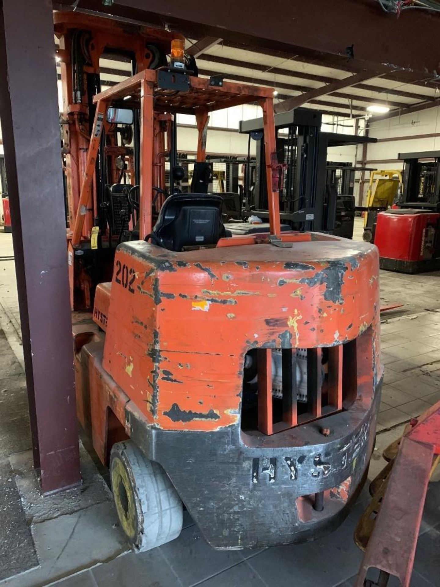 2000 HYSTER 15,500-LB. CAPACITY FORKLIFT, MODEL: S155XL2, S/N: B024D06682X, LPG, LEVER SHIFT TRANSMI - Image 3 of 6