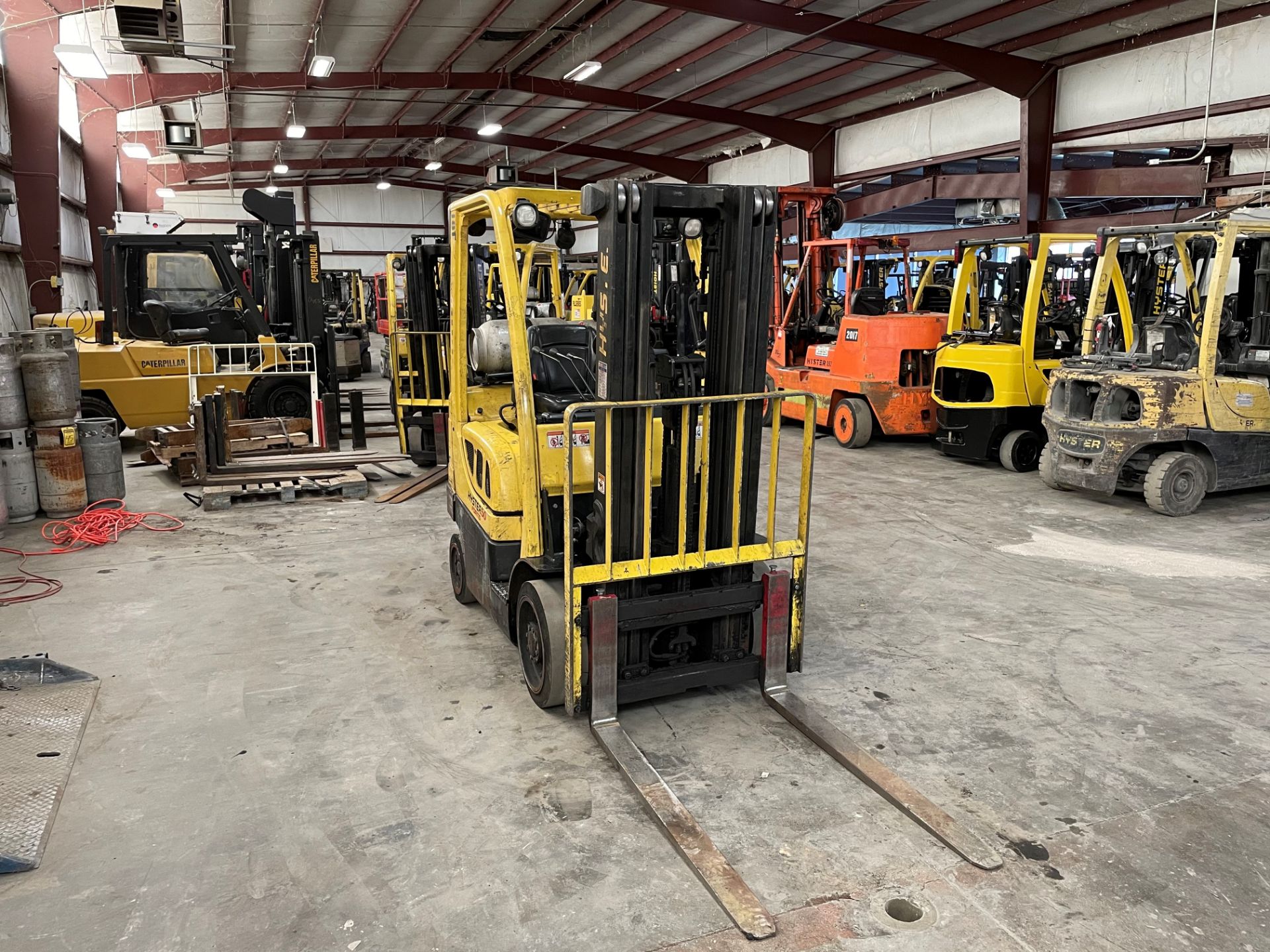 2017 HYSTER 5,000-LB. CAPACITY FORKLIFT, MODEL: S50FT, S/N H187V08181R, LPG, LEVER SHIFT TRANSMISSIO - Image 2 of 6