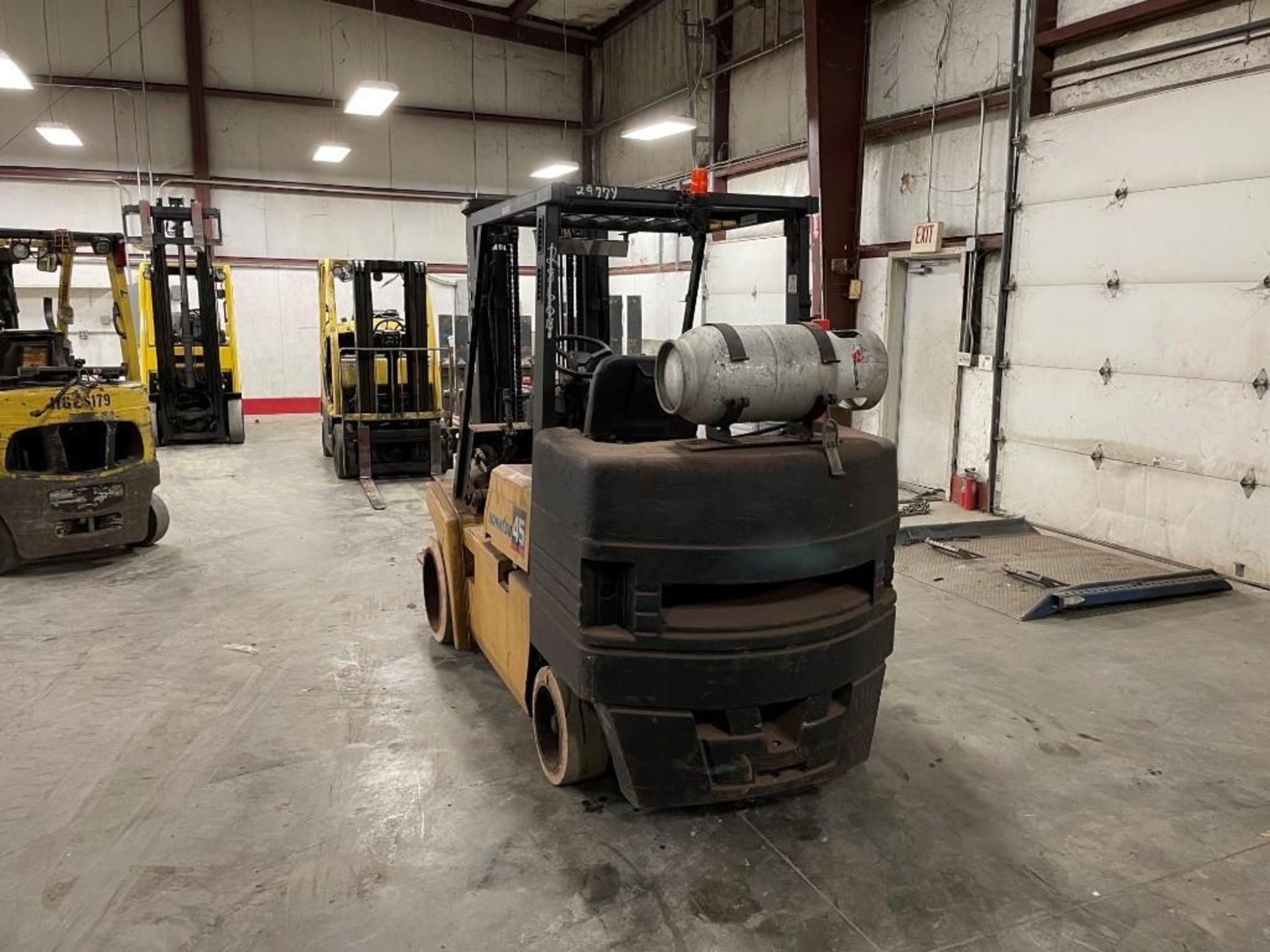 KOMATSU 9,000 LB. CAPACITY FORKLIFT, MODEL: FG45ST-6, LPG, LEVER SHIFT TRANSMISSION, SOLID TIRES, 2 - Image 3 of 5