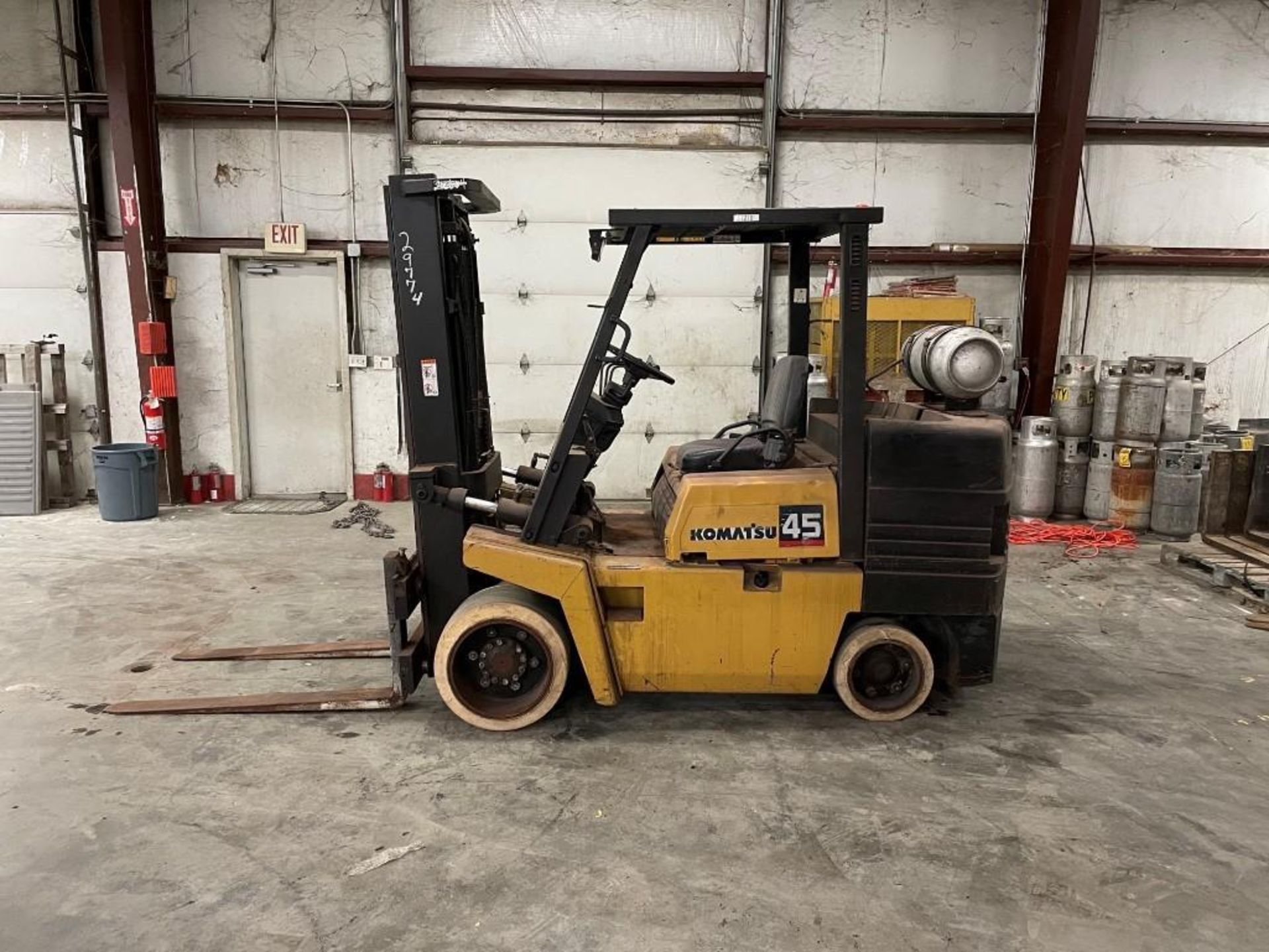 KOMATSU 9,000 LB. CAPACITY FORKLIFT, MODEL: FG45ST-6, LPG, LEVER SHIFT TRANSMISSION, SOLID TIRES, 2 - Image 2 of 5