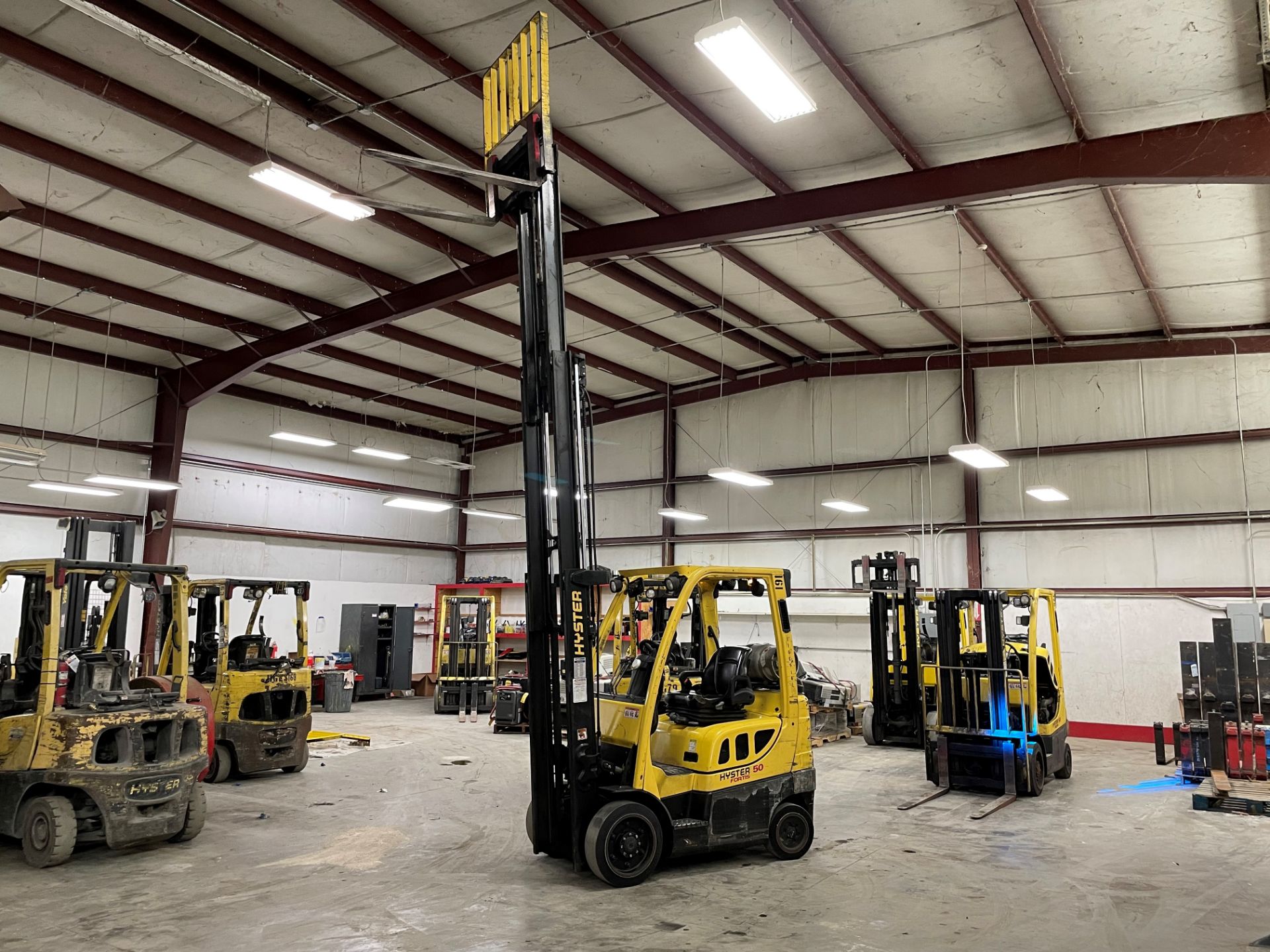 2017 HYSTER 5,000-LB. CAPACITY FORKLIFT, MODEL: S50FT, S/N H187V08161R, LPG, LEVER SHIFT TRANSMISSIO - Image 7 of 7