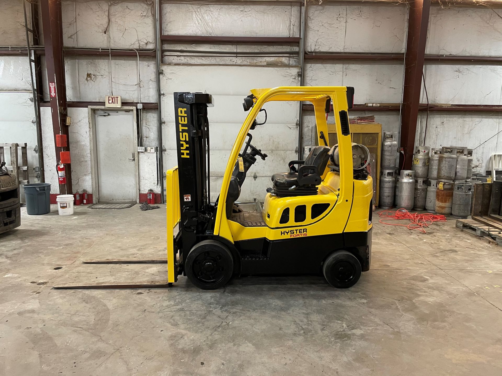 2017 HYSTER 5,000-LB. CAPACITY FORKLIFT, MODEL: S50FT, S/N H187V08171R, LPG, LEVER SHIFT TRANSMISSIO