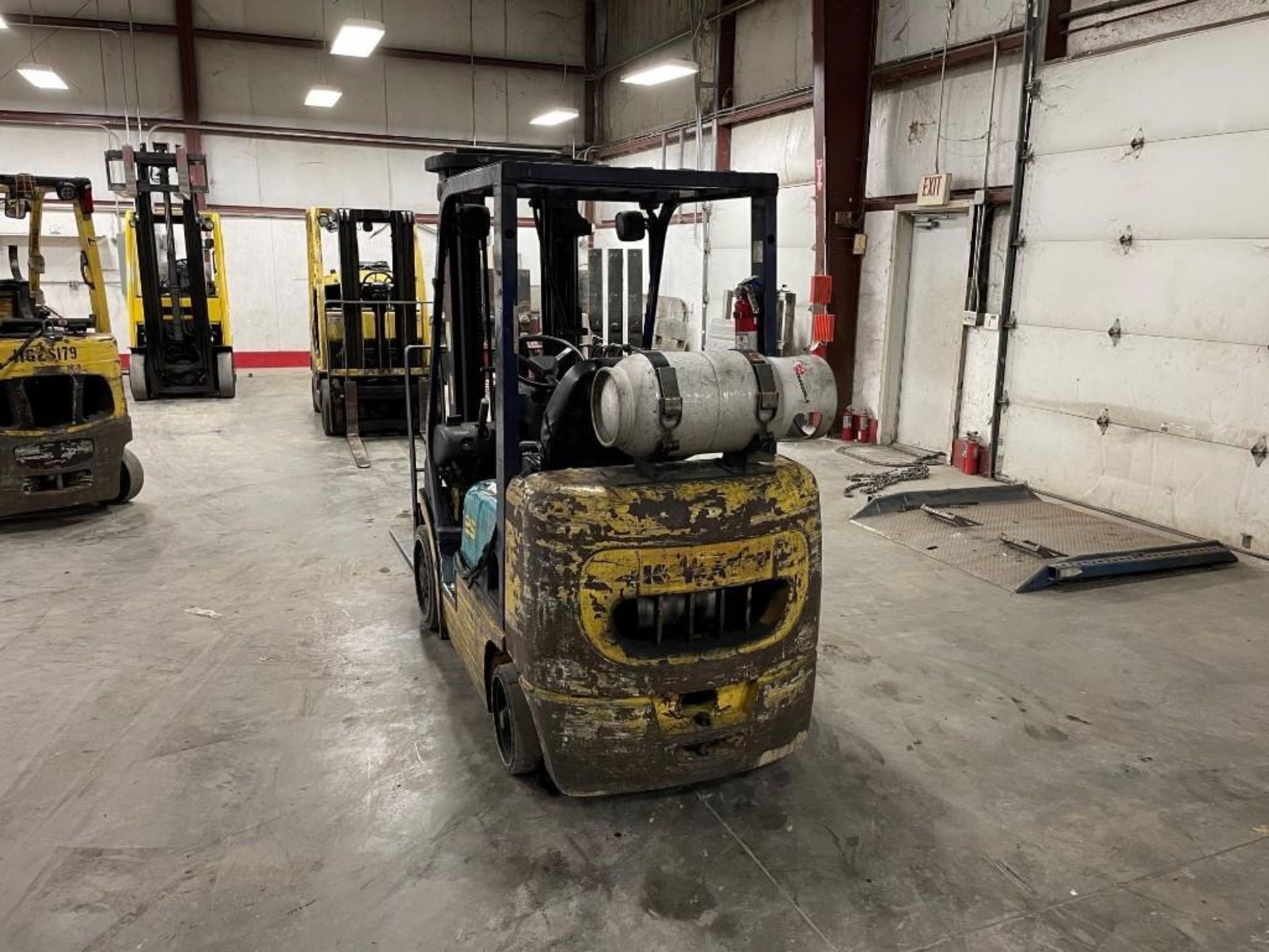 KOMATSU 5,000-LB. CAPACITY FORKLIFT, MODEL: FG25ST-12, LPG, LEVER SHIFT TRANSMISSION, SOLID TIRES, 1 - Image 2 of 5