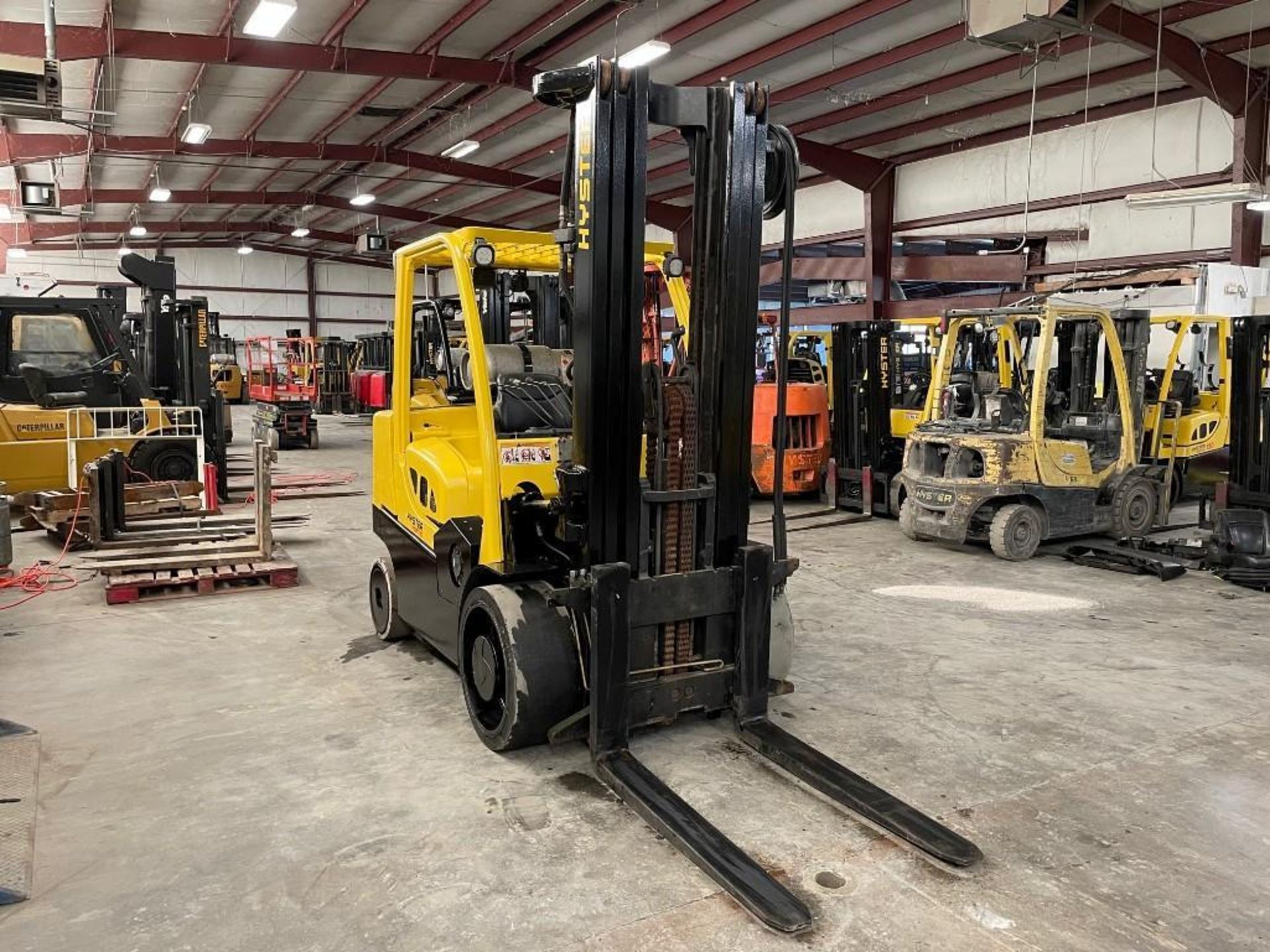 2010 HYSTER 15,500-LB. CAPACITY FORKLIFT, MODEL: S155FT, S/N: E024V01772G, LPG, LEVER SHIFT TRANSMIS - Image 3 of 6