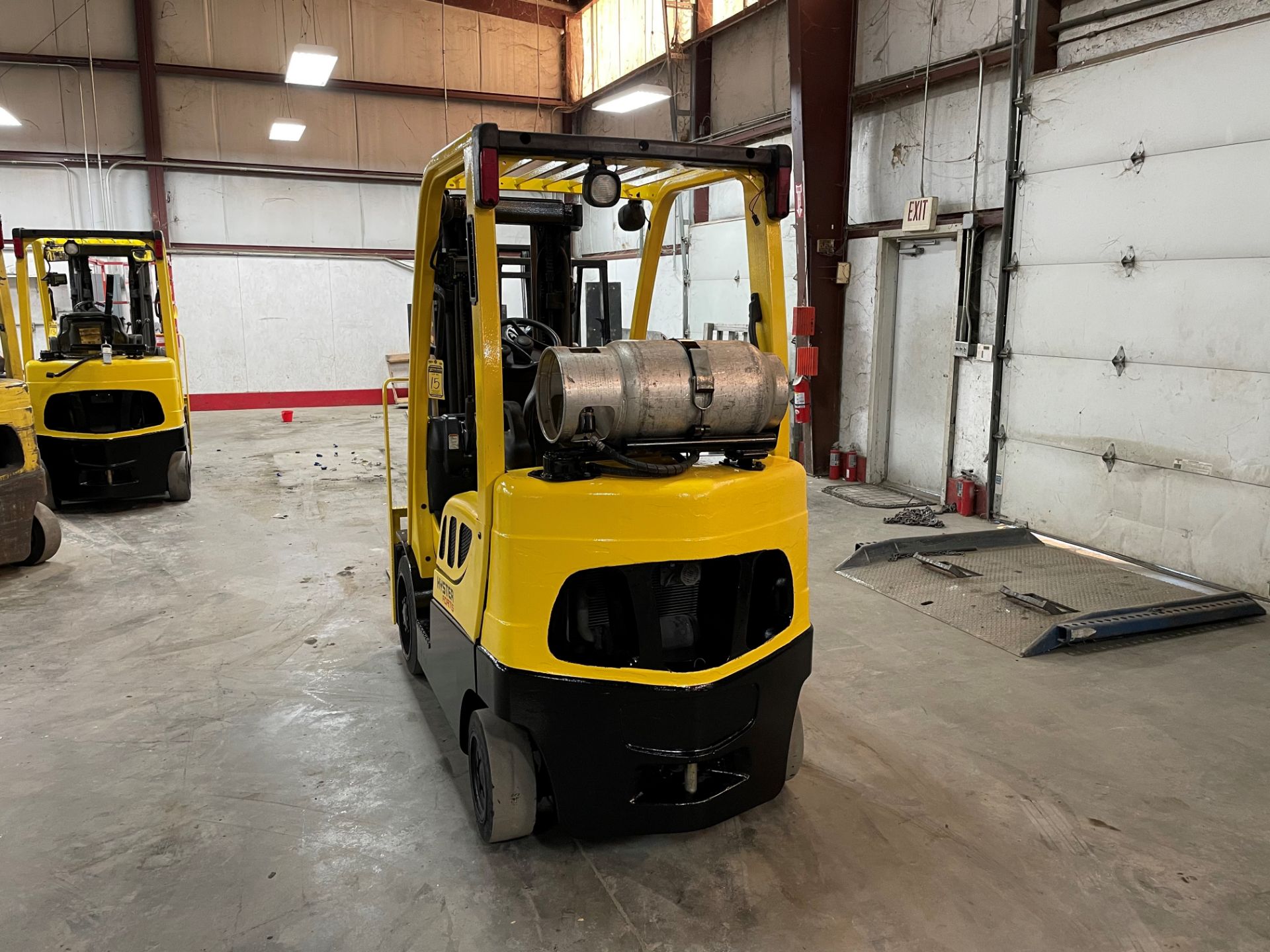 2017 HYSTER 5,000-LB. CAPACITY FORKLIFT, MODEL: S50FT, S/N H187V08176R, LPG, LEVER SHIFT TRANSMISSIO - Image 4 of 6