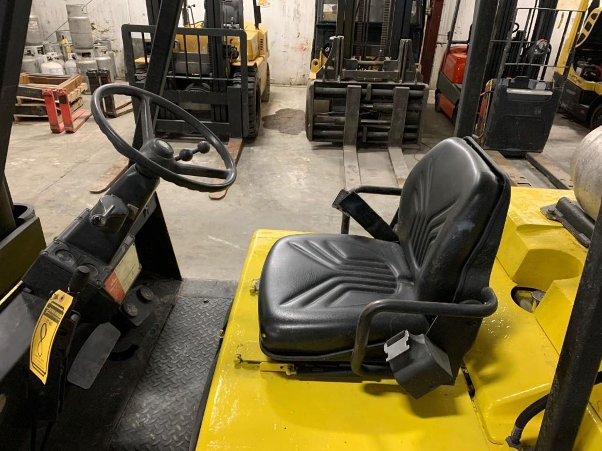 1993 HYSTER 10,000-LB. CAPACITY FORKLIFT, MODEL: S100XL, S/N: D004V07106P, LPG, LEVER SHIFT TRANSMIS - Image 4 of 5