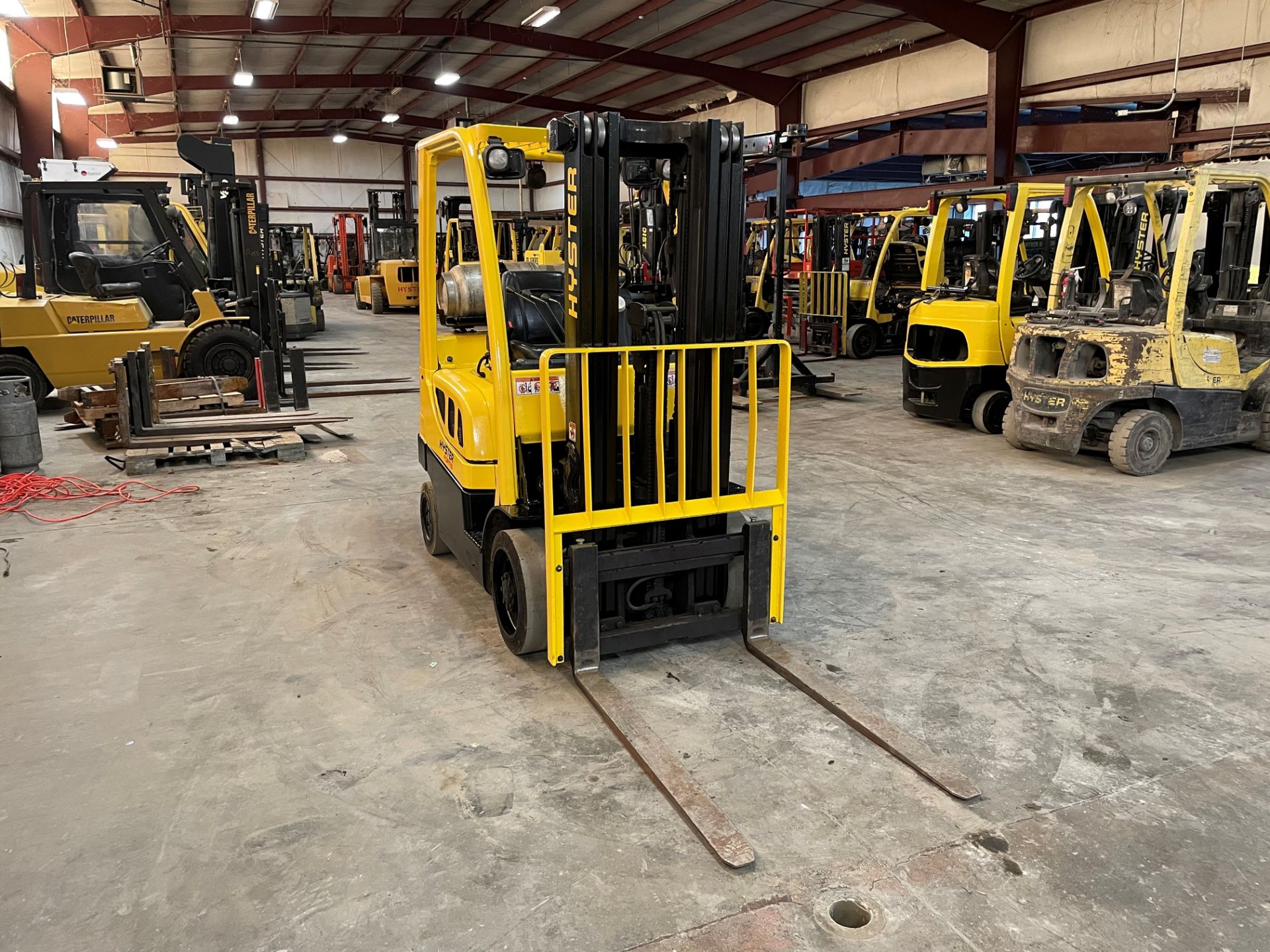 2017 HYSTER 5,000-LB. CAPACITY FORKLIFT, MODEL: S50FT, S/N H187V08171R, LPG, LEVER SHIFT TRANSMISSIO - Image 2 of 6