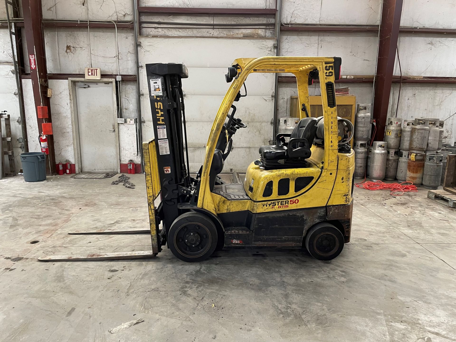 2017 HYSTER 5,000-LB. CAPACITY FORKLIFT, MODEL: S50FT, S/N H187V08159R, LPG, LEVER SHIFT TRANSMISSIO