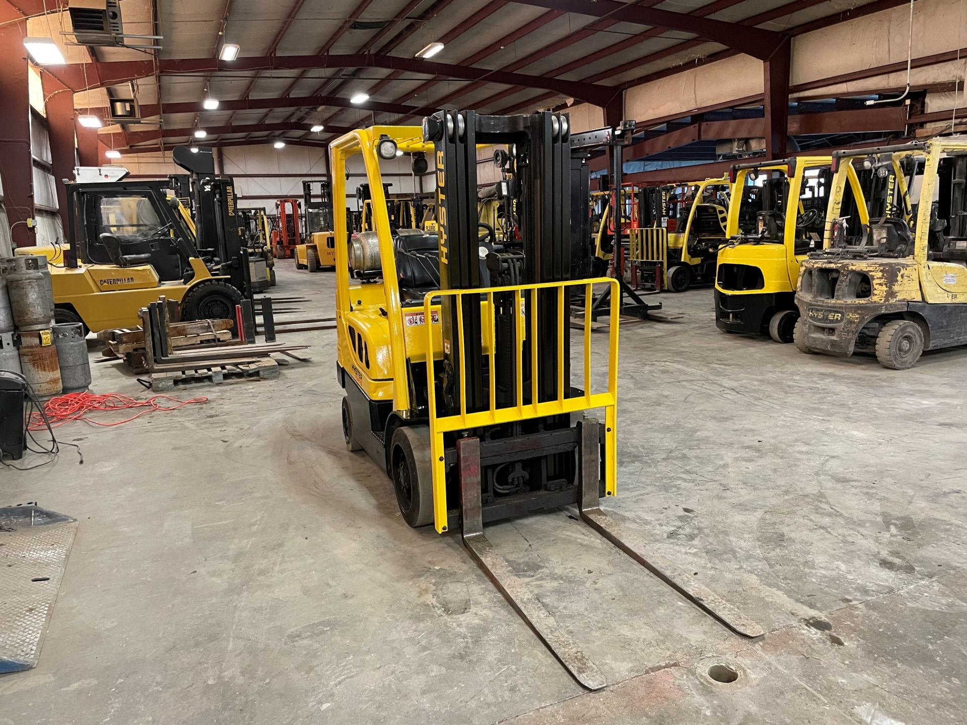 2017 HYSTER 5,000-LB. CAPACITY FORKLIFT, MODEL: S50FT, S/N H187V08176R, LPG, LEVER SHIFT TRANSMISSIO - Image 2 of 6