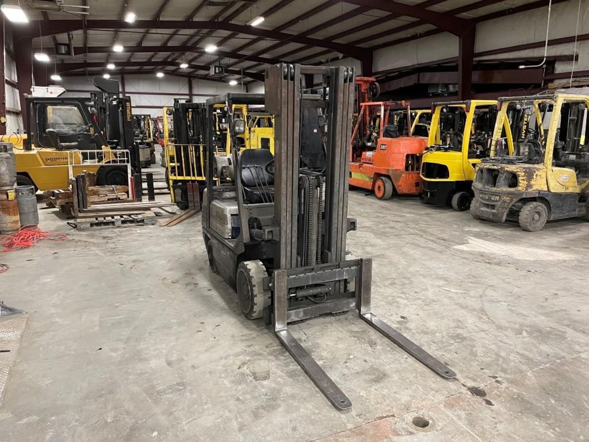 KOMATSU 5,000-LB. CAPACITY FORKLIFT, MODEL: FG25, LPG, LEVER SHIFT TRANSMISSION, SOLID TIRES, 188” R - Image 5 of 5