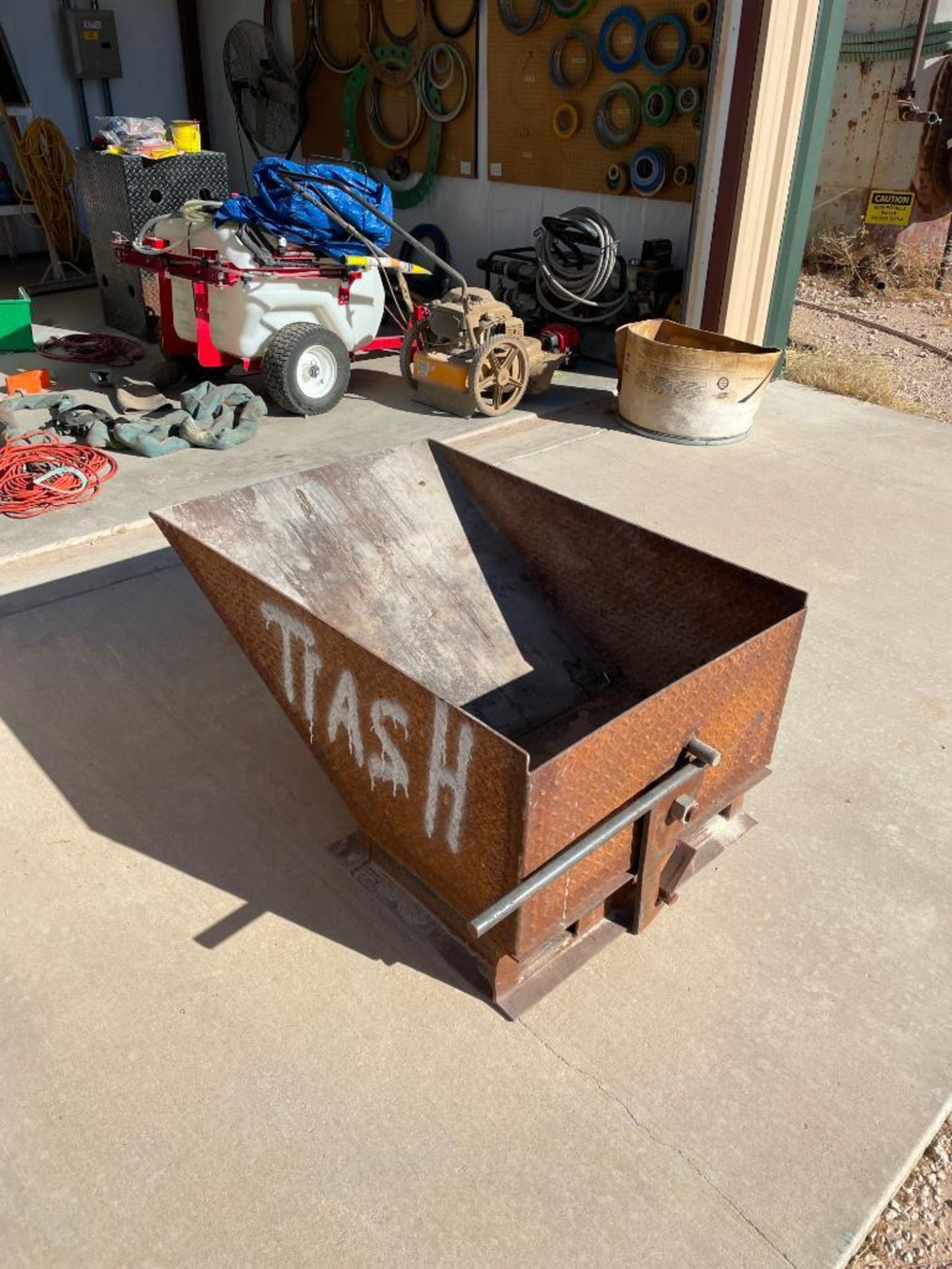 1/4 YARD SELF-DUMPING HOPPER