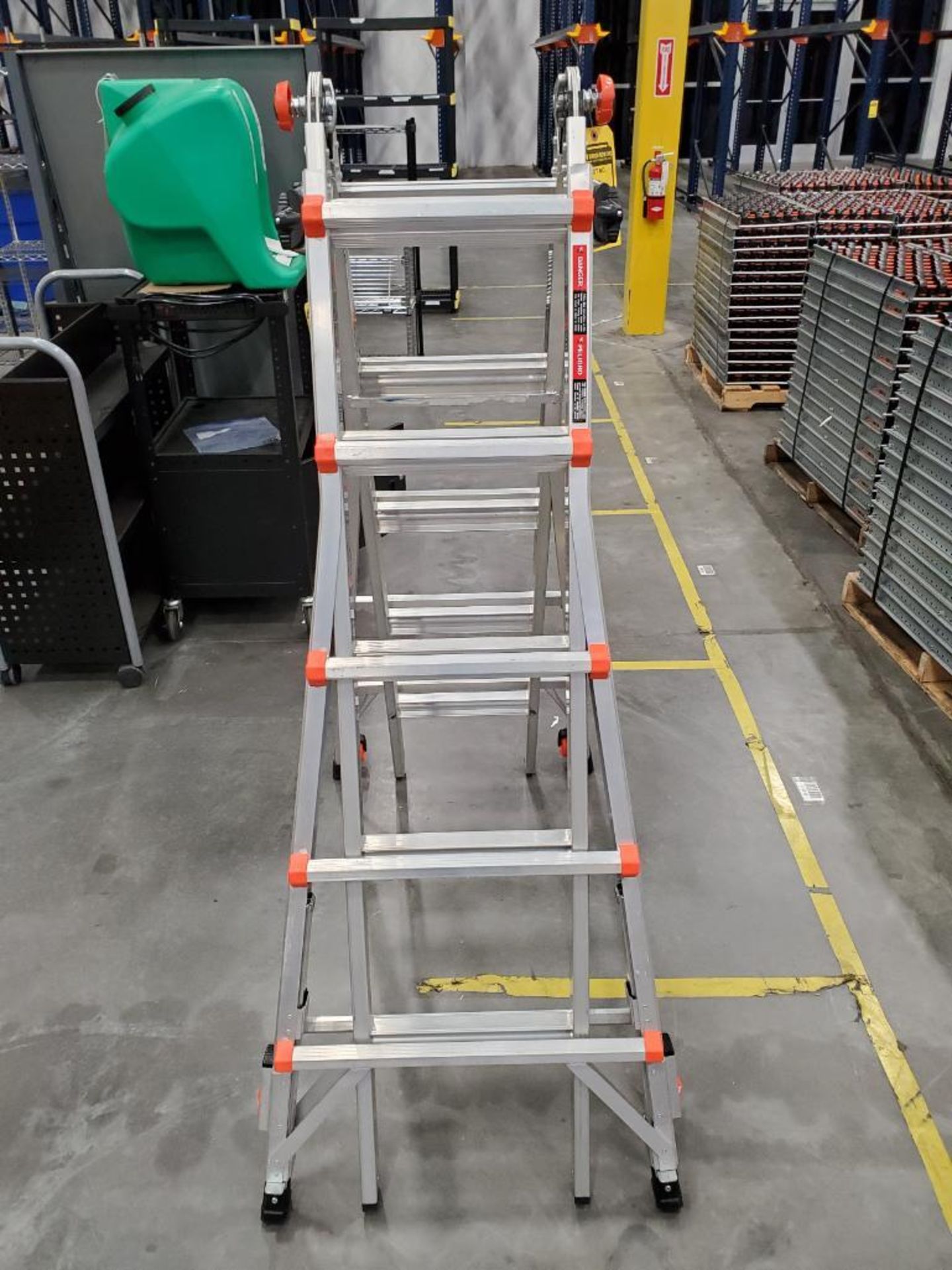 M22 LITTLE GIANT LEVELER STEP/EXTENSION LADDER, 19' EXT. MAX., 9'6" STEP MAX. HEIGHTS, RATCHET LEVEL - Image 7 of 7