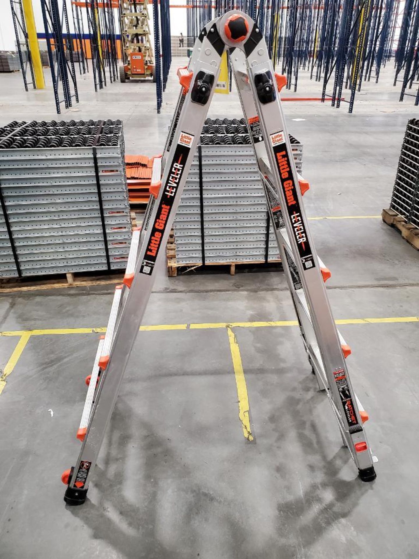 M22 LITTLE GIANT LEVELER STEP/EXTENSION LADDER, 19' EXT. MAX., 9'6" STEP MAX. HEIGHTS, RATCHET LEVEL - Image 4 of 7