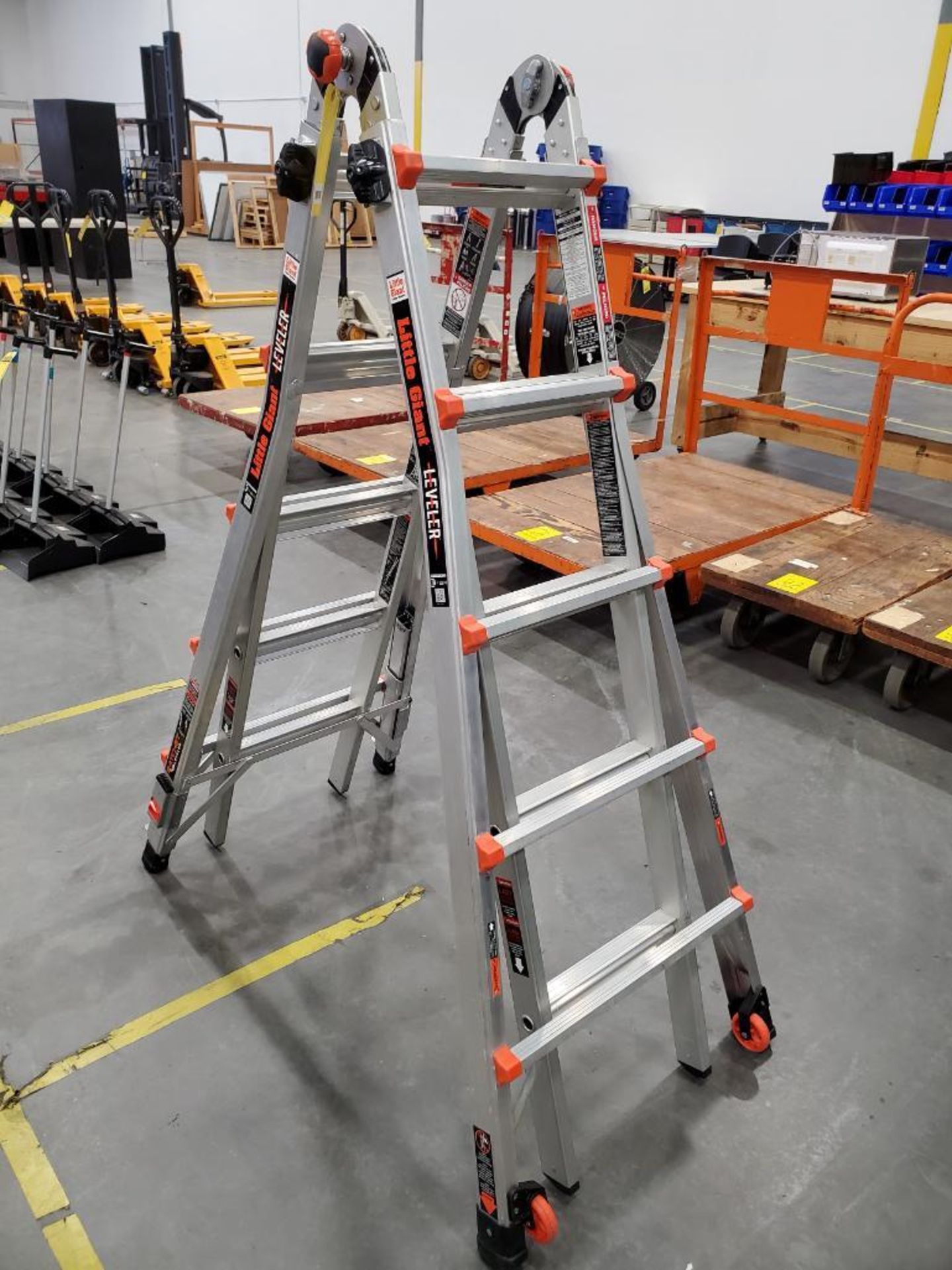 M22 LITTLE GIANT LEVELER STEP/EXTENSION LADDER, 19' EXT. MAX., 9'6" STEP MAX. HEIGHTS, RATCHET LEVEL - Image 2 of 7