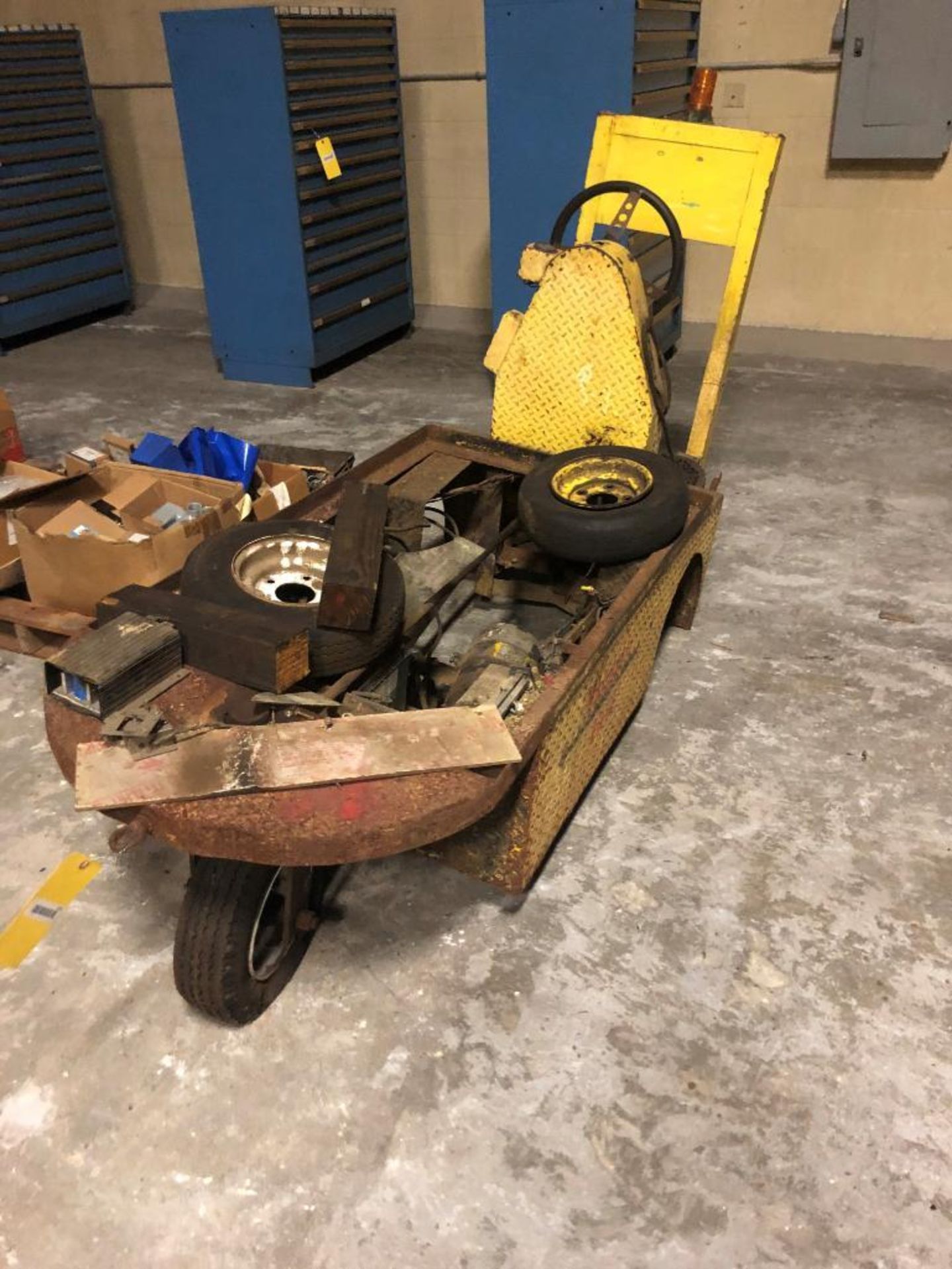 3-WHEELED CASHMAN MAINTENANCE CART (GOOD FOR PARTS ONLY)