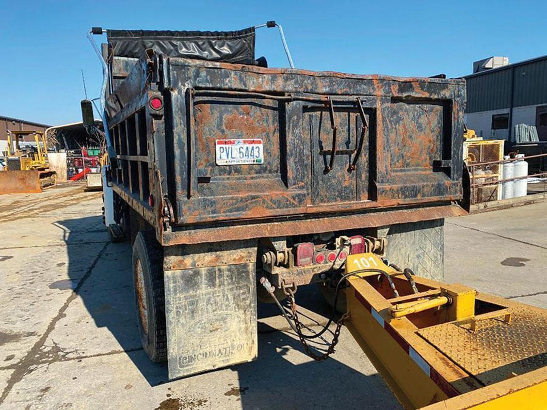 1999 STERLING S/A DUMP TRUCK, VIN 2FZHRJAA2XAB44904, 6-SPEED MANUAL TRANSMISSION, MUNCIE PTO W/OX BO - Image 6 of 30