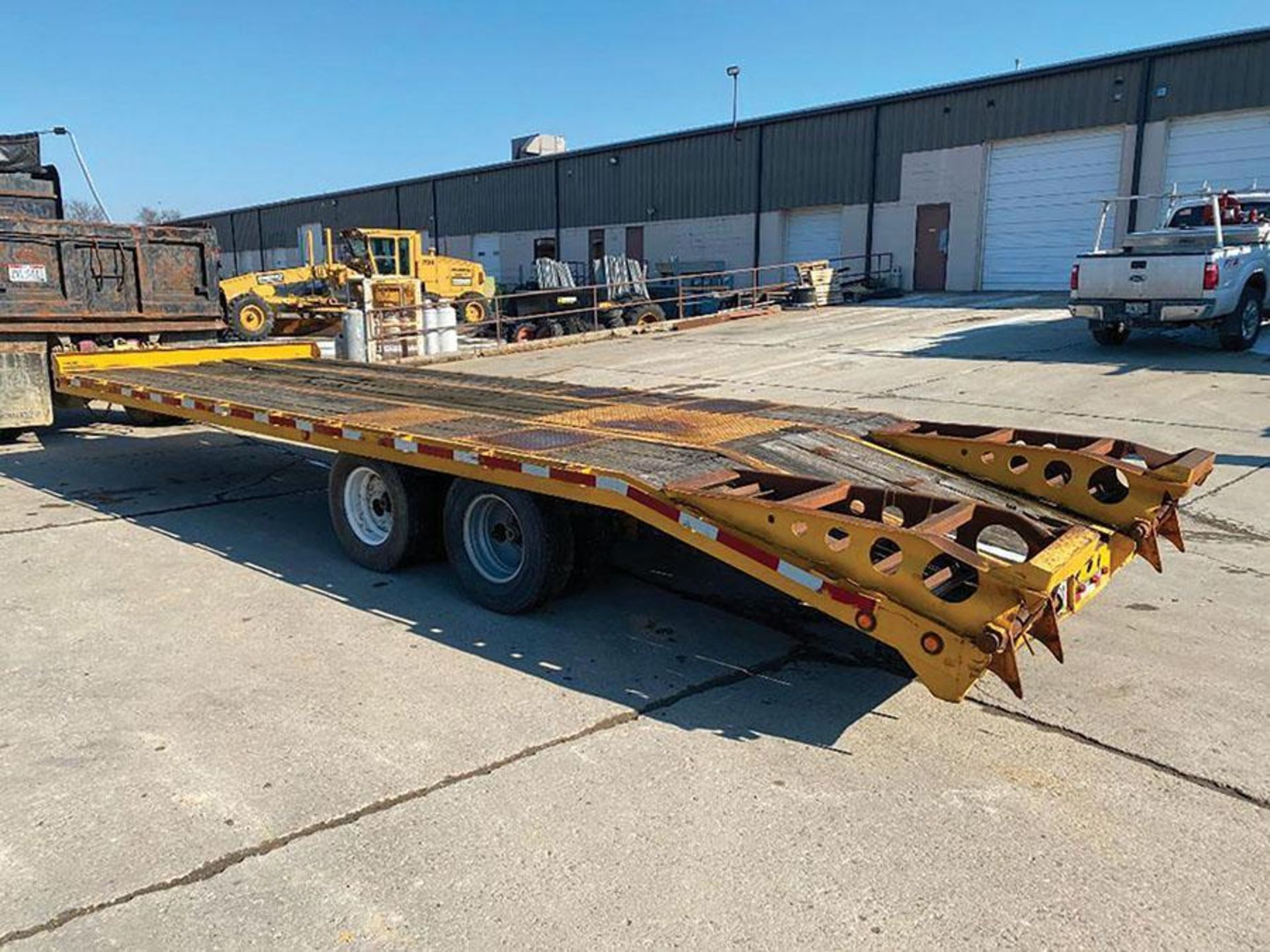 25' T/A DOVETAIL TRAILER, PINTLE HITCH, AIR BRAKES, WOOD DECK, STAKE BED, FOLD OVER STEEL RAMPS, DUA - Image 5 of 18