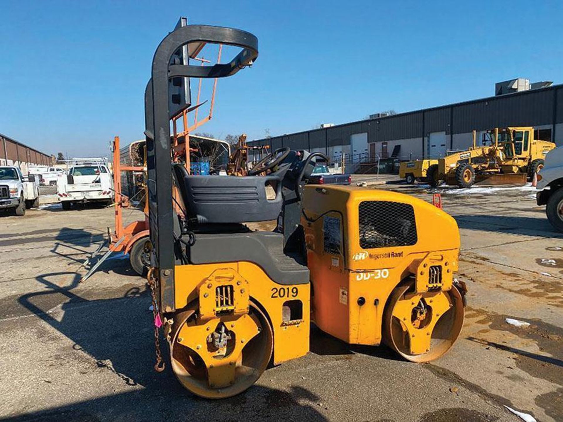 2000 INGERSOLL-RAND DD30 VIBRATING ROLLER, S/N 163216, 6,603 HOURS, OPEN ROPS, 54" WIDE DRUMS, 39.24 - Image 2 of 25