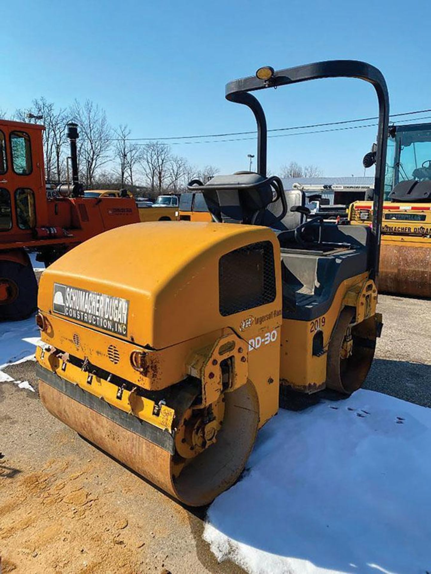 2000 INGERSOLL-RAND DD30 VIBRATING ROLLER, S/N 163216, 6,603 HOURS, OPEN ROPS, 54" WIDE DRUMS, 39.24 - Image 4 of 25