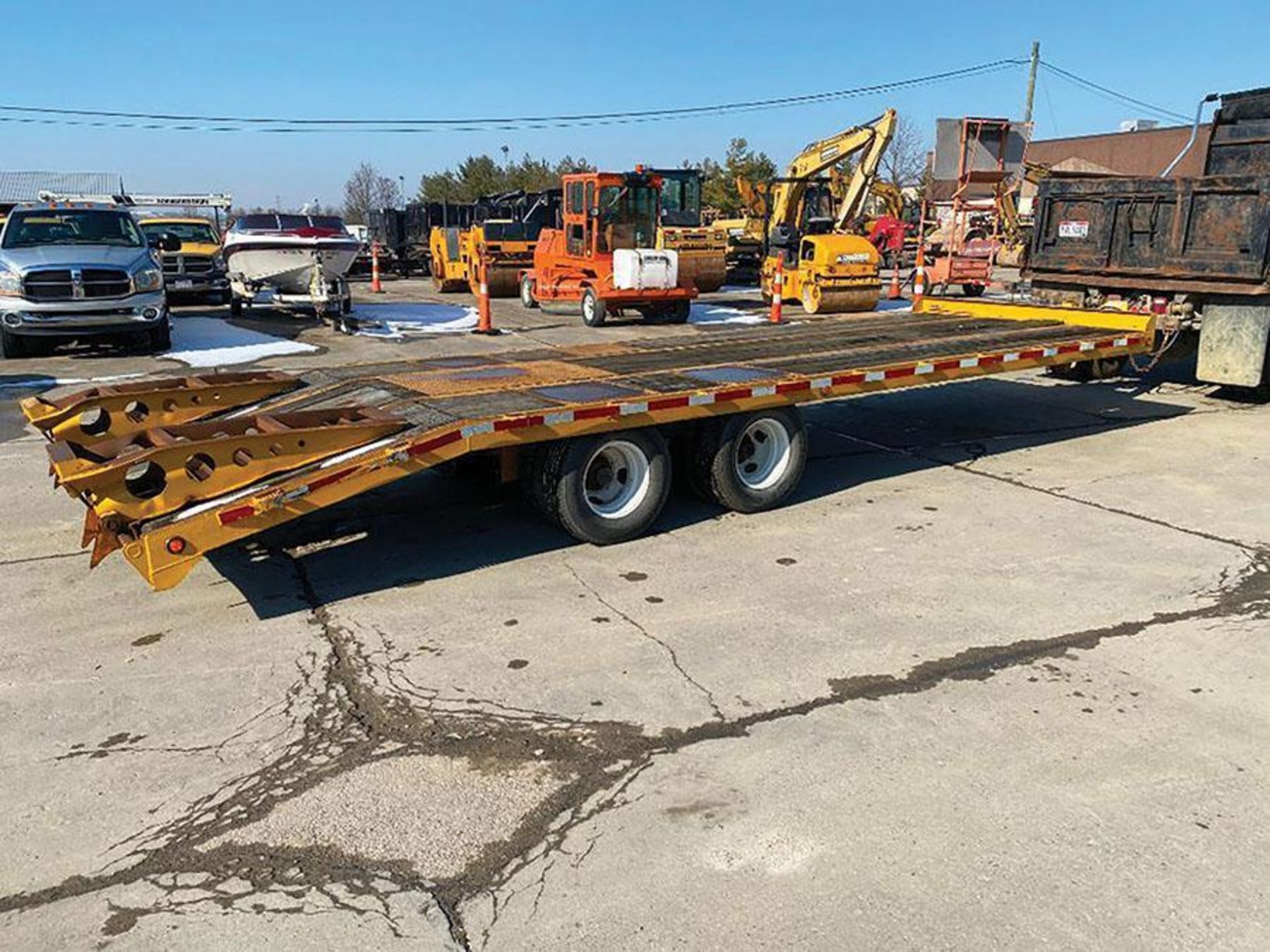 25' T/A DOVETAIL TRAILER, PINTLE HITCH, AIR BRAKES, WOOD DECK, STAKE BED, FOLD OVER STEEL RAMPS, DUA - Image 2 of 18