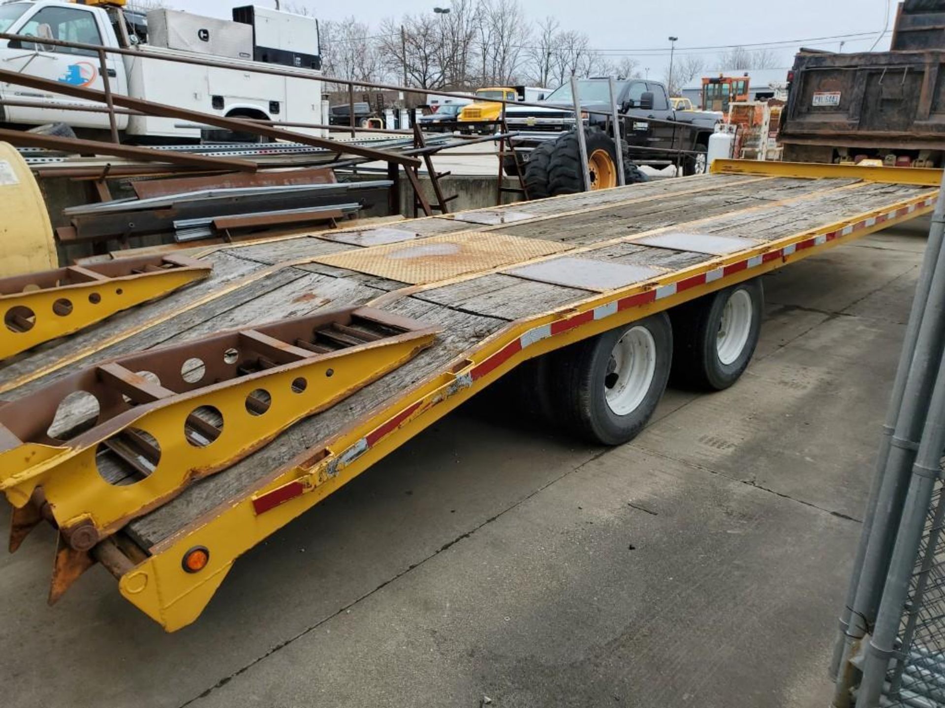 25' T/A DOVETAIL TRAILER, PINTLE HITCH, AIR BRAKES, WOOD DECK, STAKE BED, FOLD OVER STEEL RAMPS, DUA - Image 13 of 18
