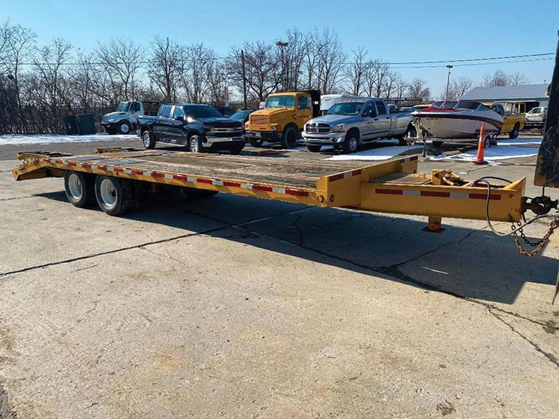 25' T/A DOVETAIL TRAILER, PINTLE HITCH, AIR BRAKES, WOOD DECK, STAKE BED, FOLD OVER STEEL RAMPS, DUA