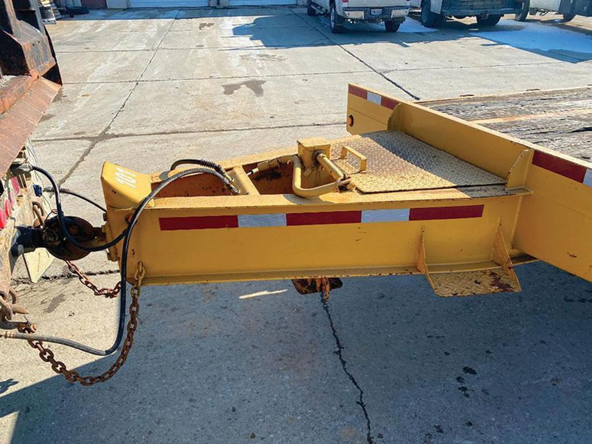 25' T/A DOVETAIL TRAILER, PINTLE HITCH, AIR BRAKES, WOOD DECK, STAKE BED, FOLD OVER STEEL RAMPS, DUA - Image 8 of 18