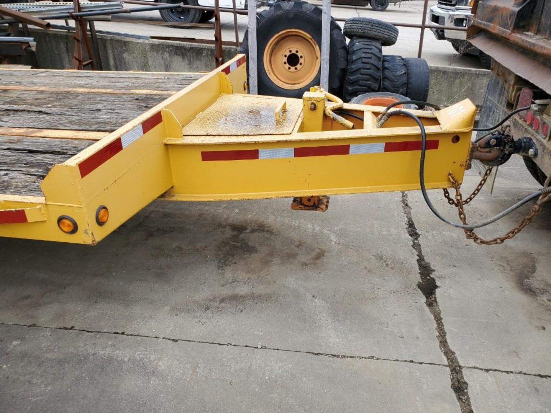 25' T/A DOVETAIL TRAILER, PINTLE HITCH, AIR BRAKES, WOOD DECK, STAKE BED, FOLD OVER STEEL RAMPS, DUA - Image 16 of 18