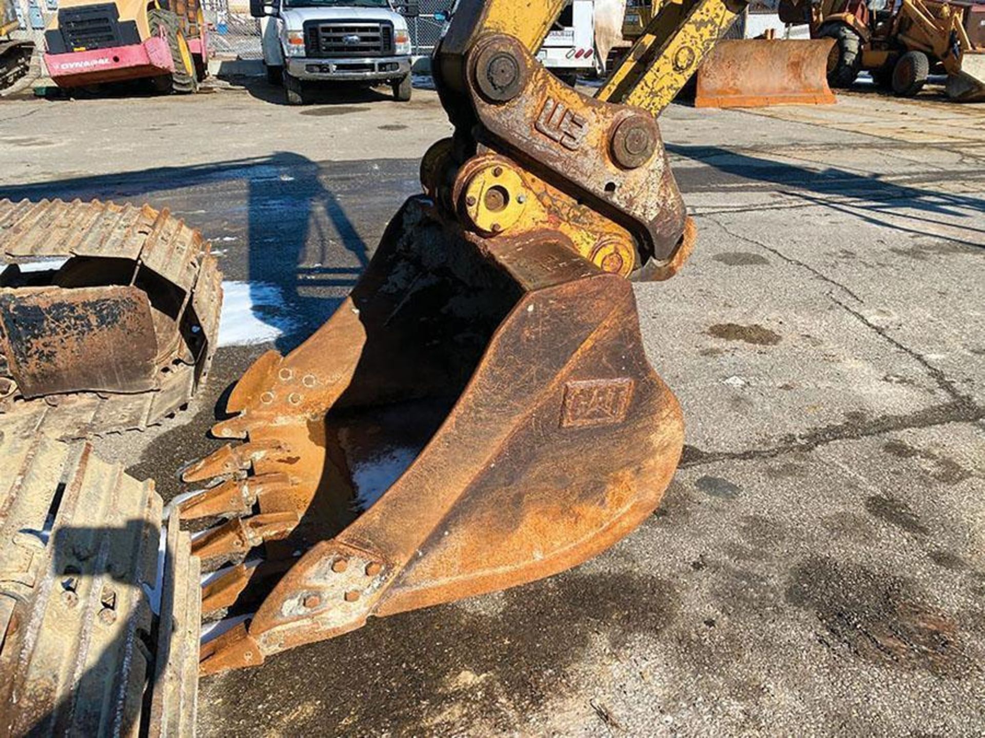 1997 CATERPILLAR 312BL EXCAVATOR, S/N 8JR00352, ENCLOSED CAB, BOOM 15:3" ONE PIECE, 2' BUCKET, 27-1/ - Image 17 of 31