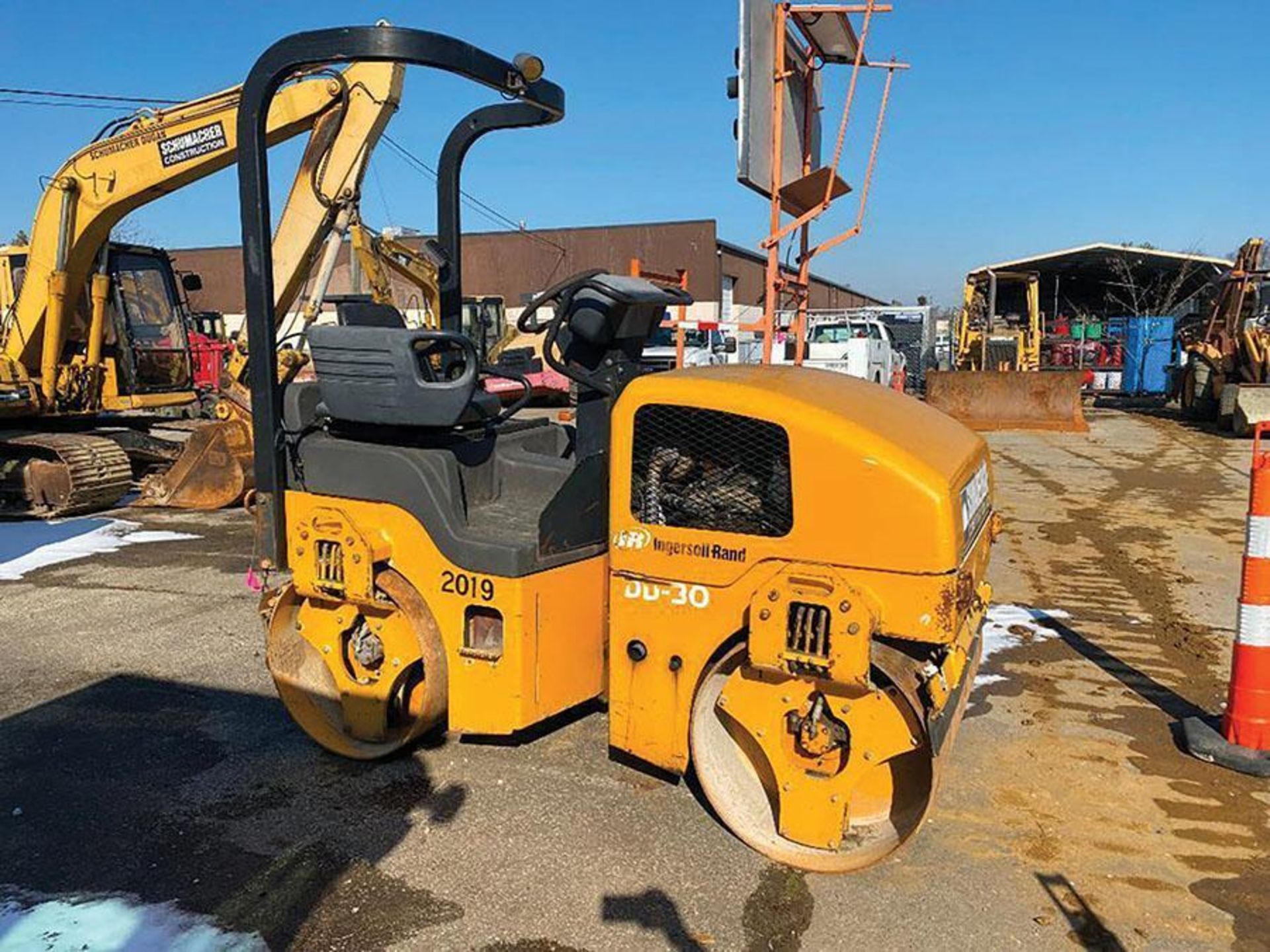 2000 INGERSOLL-RAND DD30 VIBRATING ROLLER, S/N 163216, 6,603 HOURS, OPEN ROPS, 54" WIDE DRUMS, 39.24