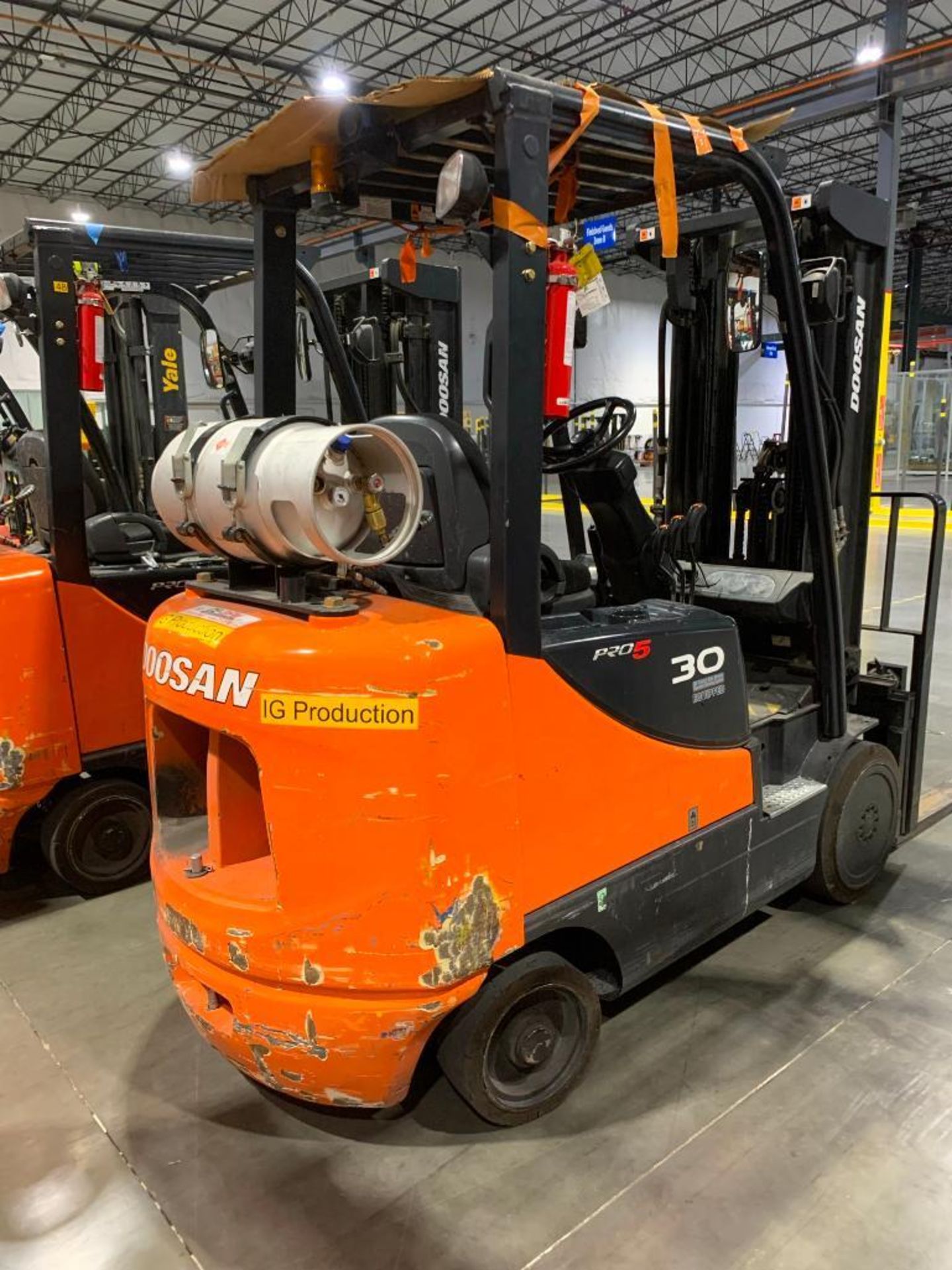 DOOSAN 5,000 LB. CAPACITY LPG FORKLIFT, MODEL GC30E-5, S/N FGAOM-1790-00109, 3-STAGE MAST, 189'' MAX - Image 4 of 14