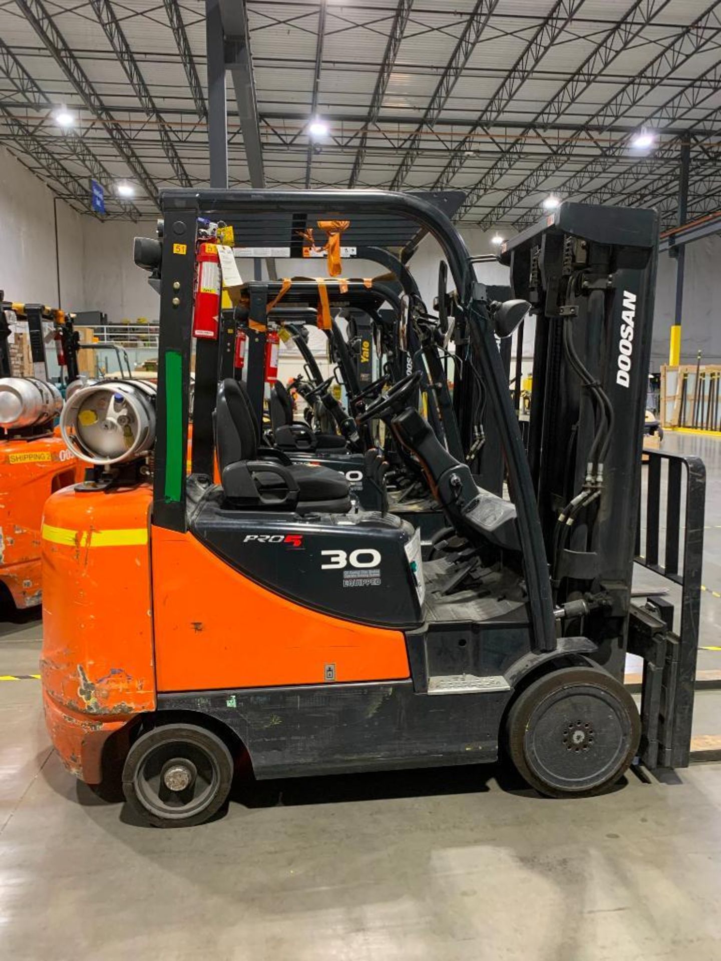 DOOSAN 5,000 LB. CAPACITY LPG FORKLIFT, MODEL GC3OE-5, S/N FGAOM-1790-00114, 3-STAGE MAST, 189'' MAX - Image 4 of 7